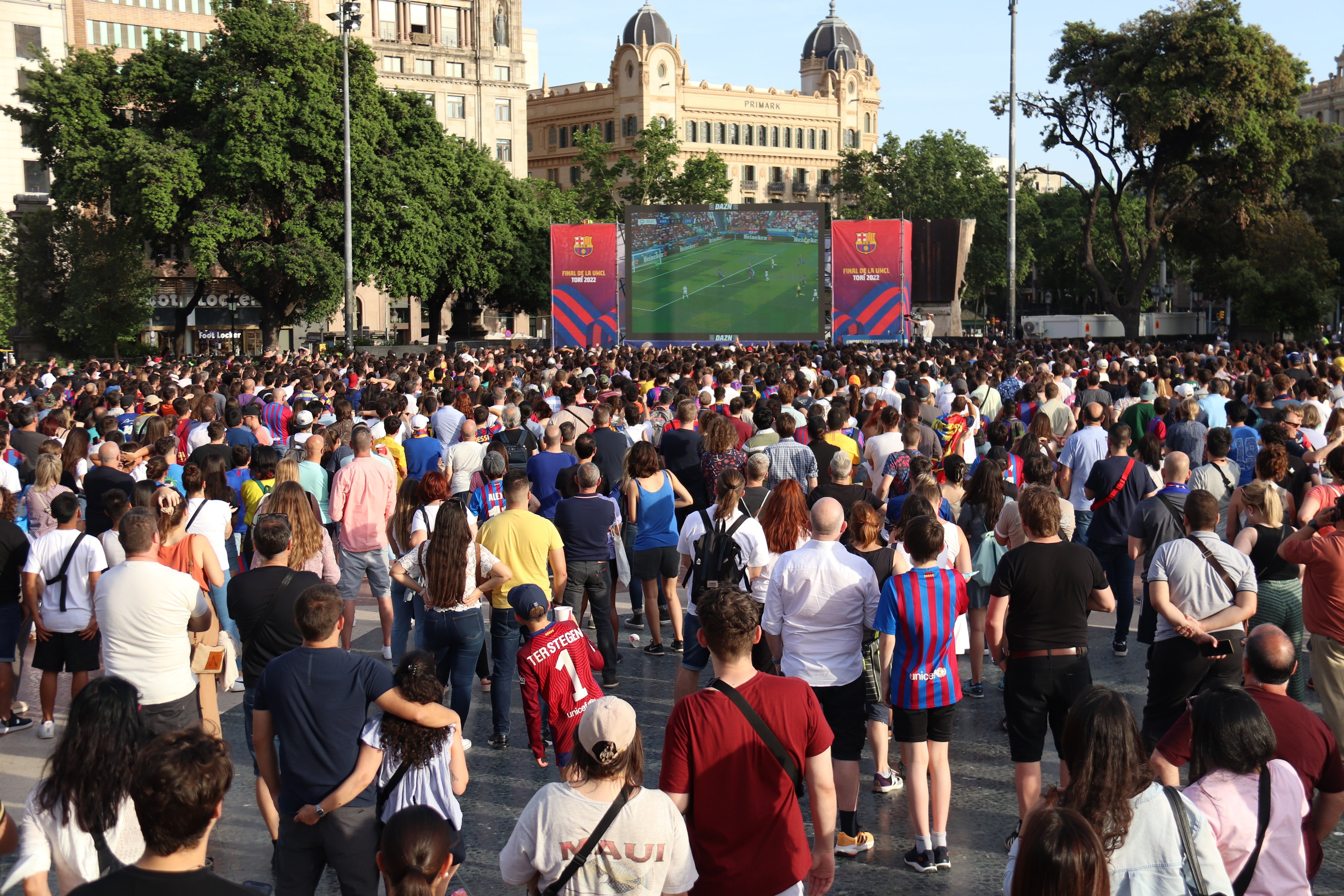 Irritación porque la pantalla gigante del Ajuntament ha emitido el Barça femenino en castellano