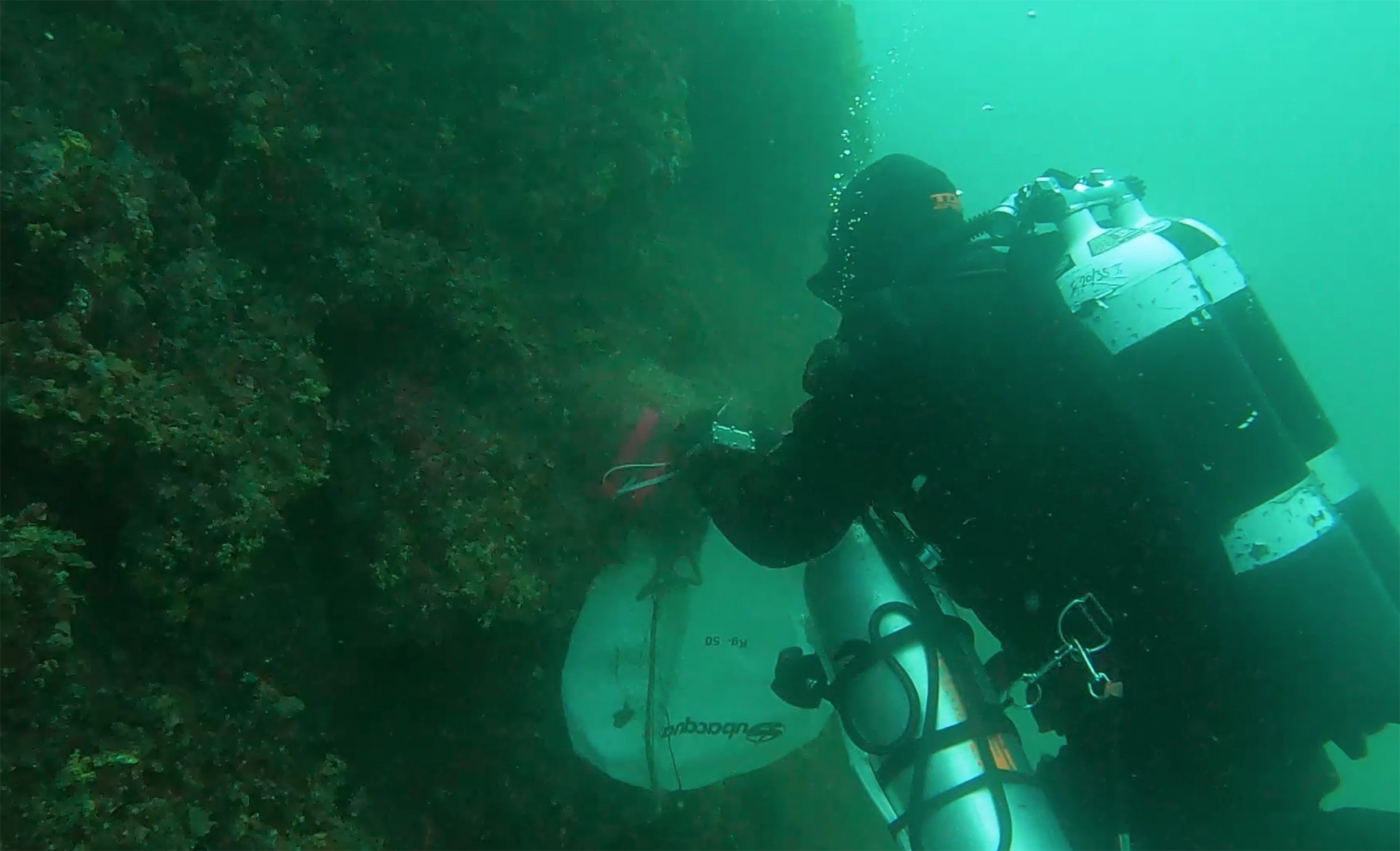 Els Mossos del fons del mar: dispositiu per retirar perilloses xarxes de sota l'aigua