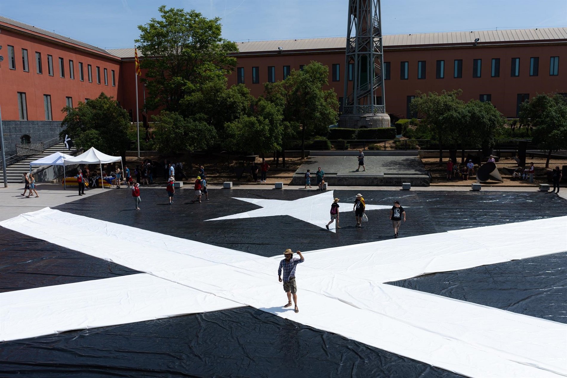 Monumental estelada de no-rendició a l'Empordà