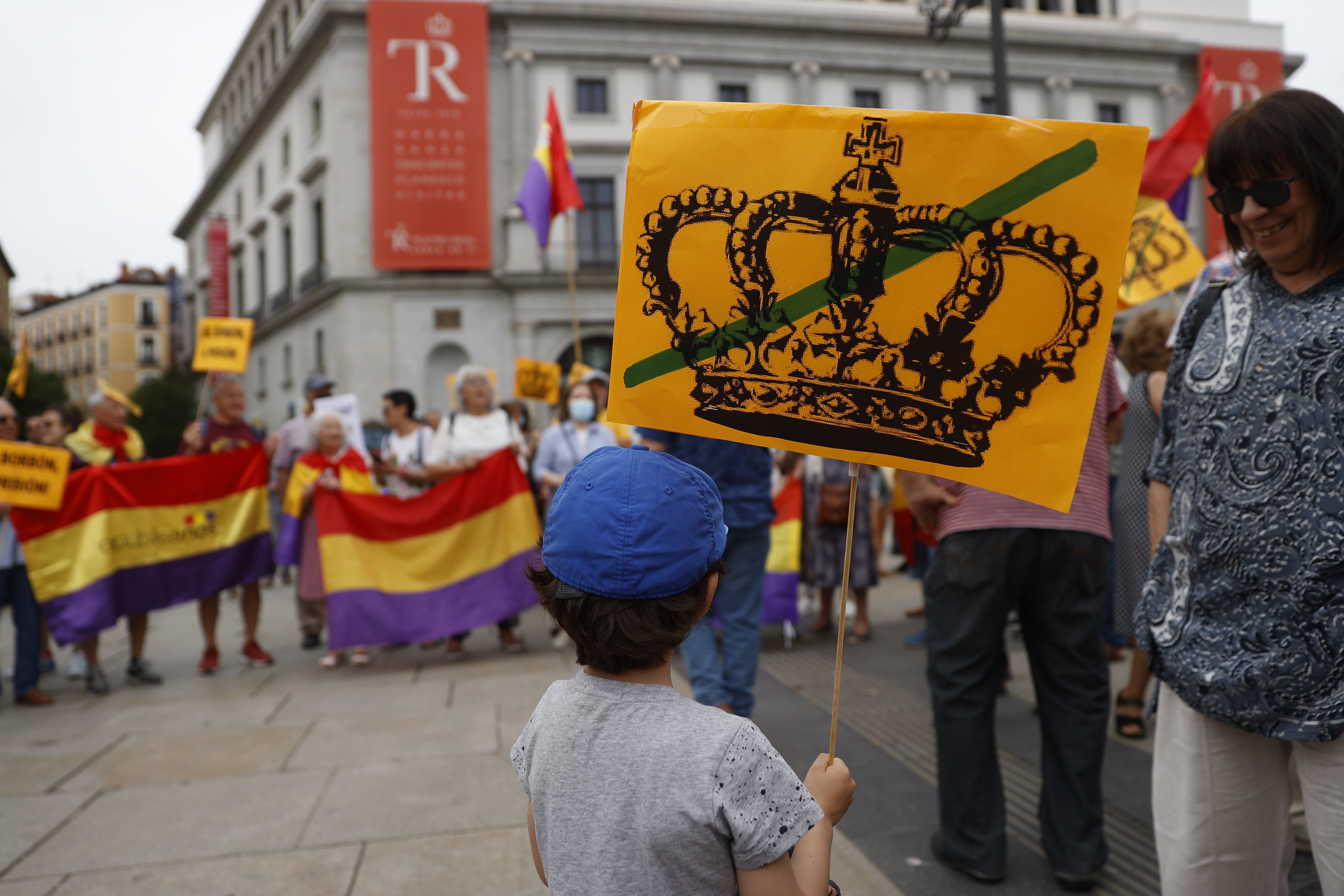 Discreta manifestación de la izquierda española contra Juan Carlos I