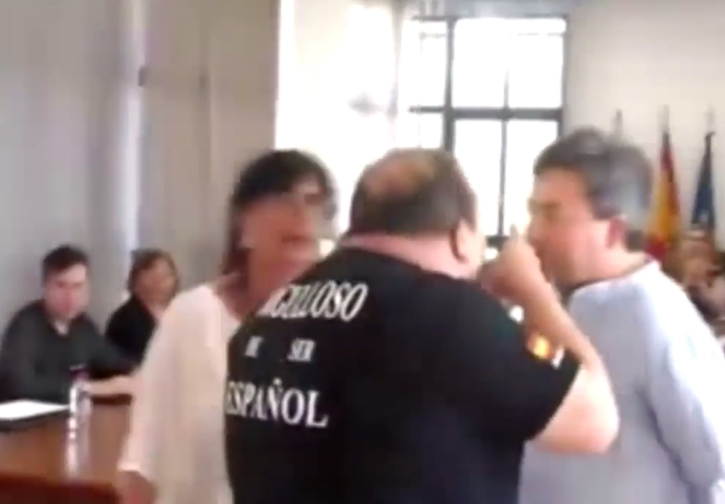 Ultres irrompen a la presa de possessió del nou alcalde de Xirivella