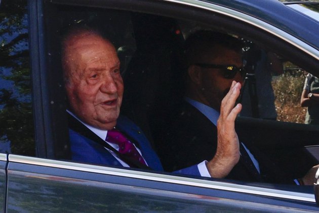 rey Juan Carlos saluda en su legada al Palacio de la Zarzuela de Madrid - Foto: Rodrigo Jiménez / Efe