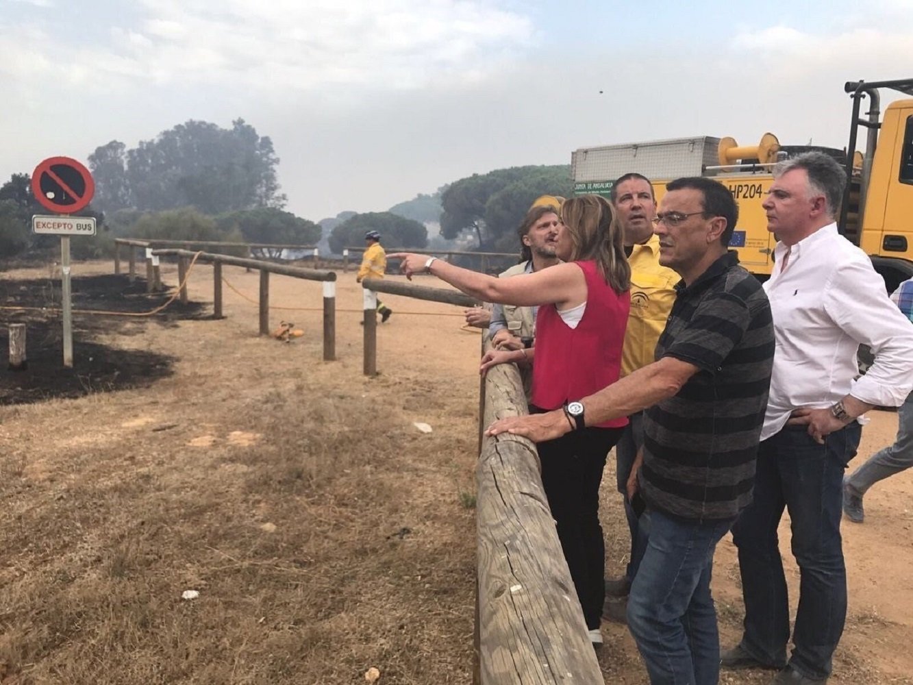 Susana Diaz visita el incendio de Doñana