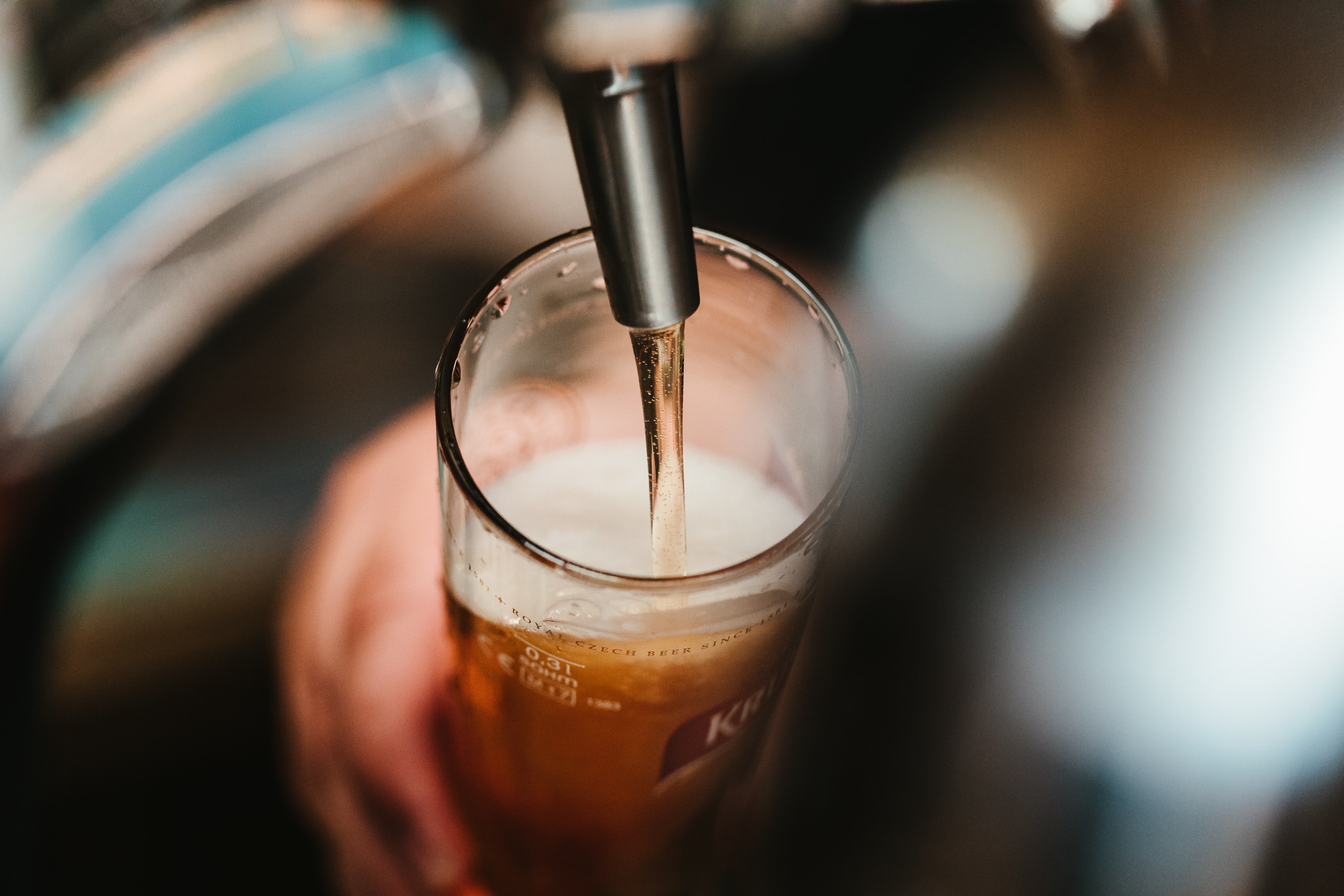 Servint una cervesa : Unsplash