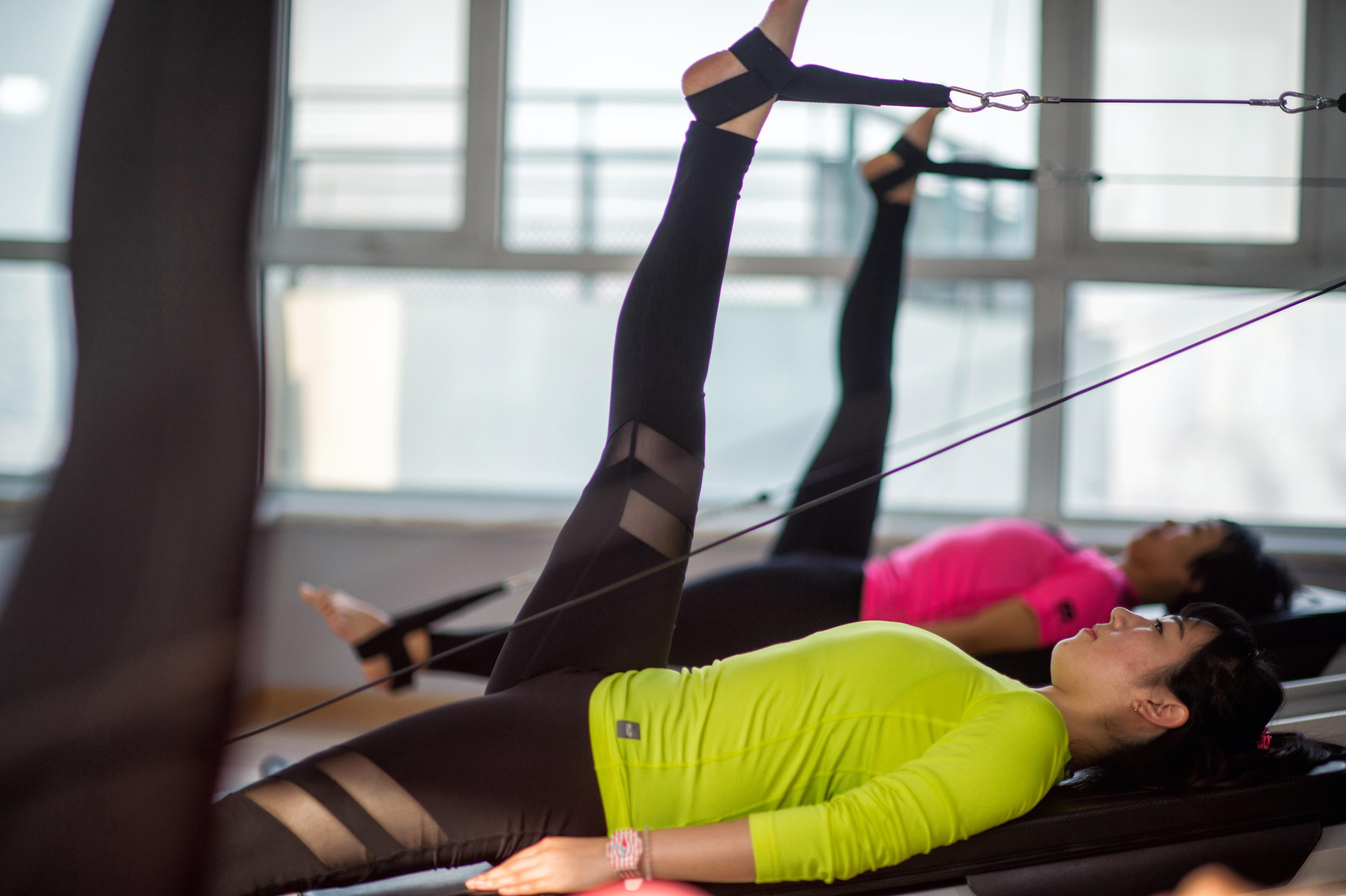 Mujeres practicando pilates : Pixabay Mujeres practicando pilates : Pixabay