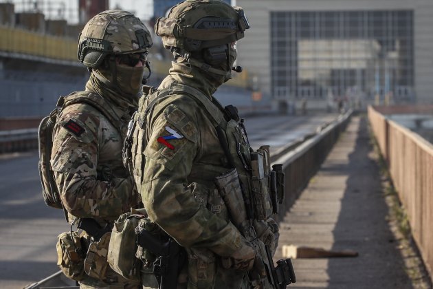 militares rusos haciendo guardia cerca planta energía hidroeléctrica Kakhovka río Dnieper Kakhovka, Kherson, Ucrania - Foto: Sergei Ilnitsky / Efe