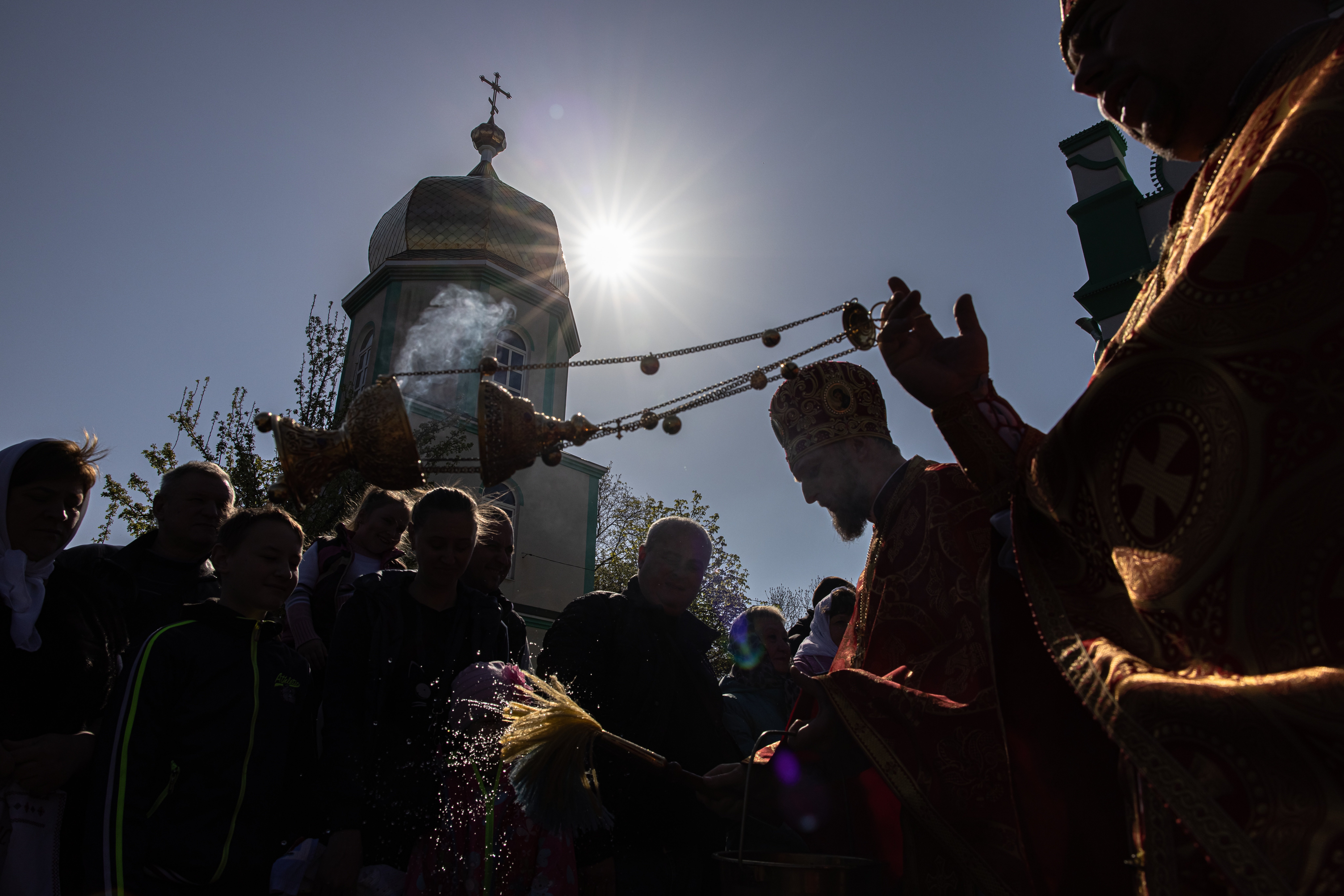sacerdote ucraniano bendice a los creyentes con canastas fuera de una iglesia durante un servicio ortodoxo de Pascua, Zaporizhzhia -  Foto: Roman Pilipey / Efe
