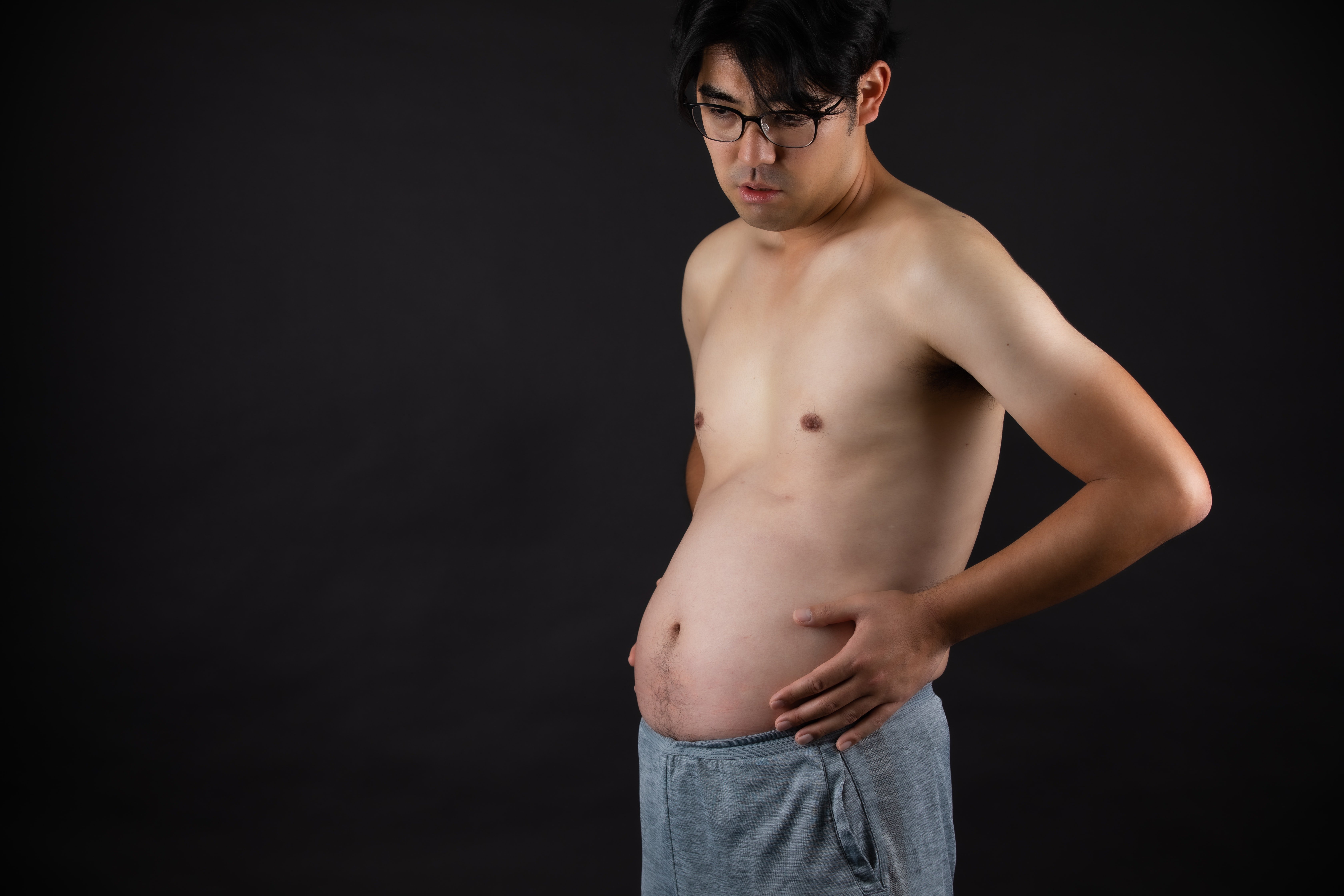 Home amb el ventre inflat : Unsplash