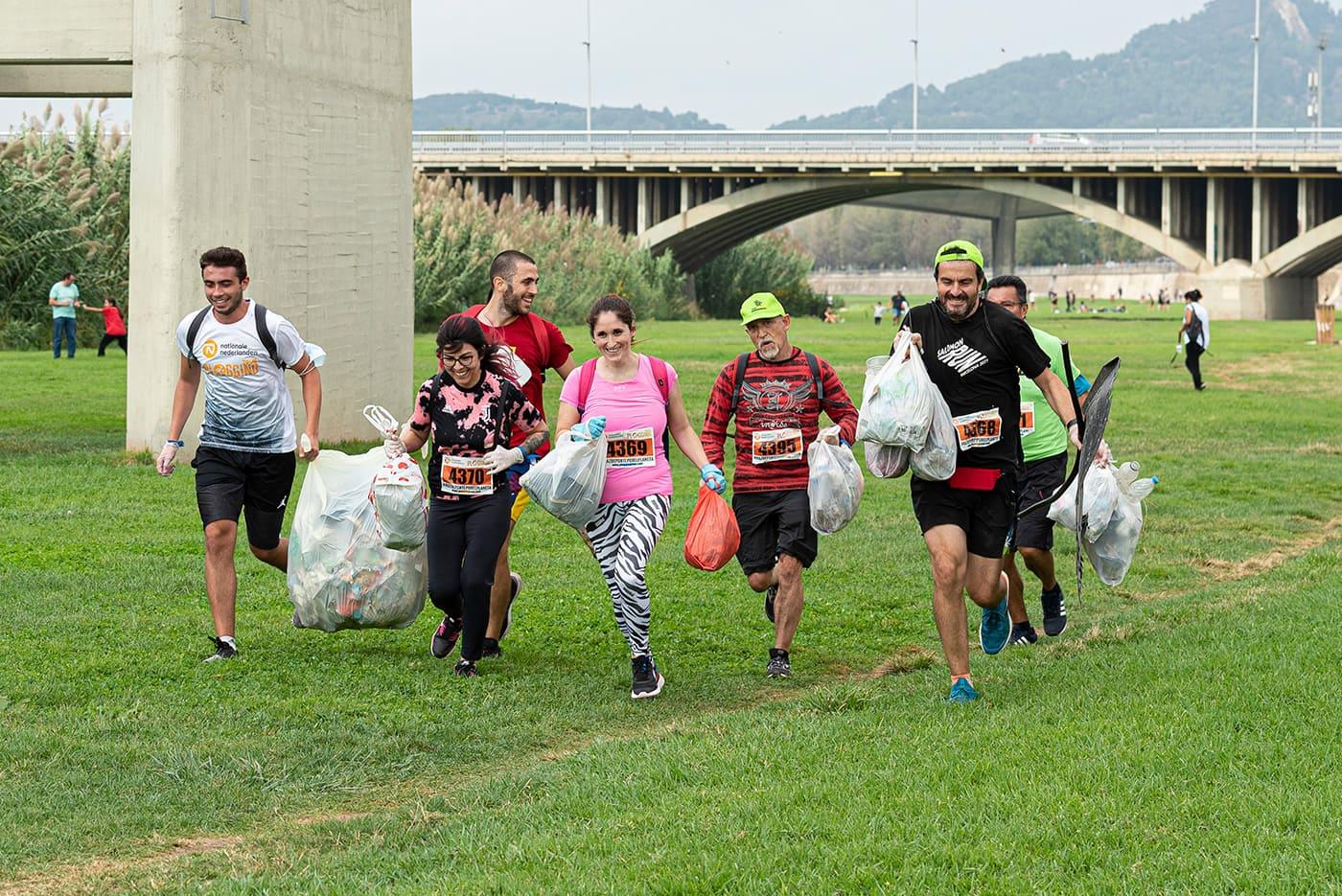 Hacer deporte recogiendo residuos, una iniciativa que vuelve al cauce del Besòs