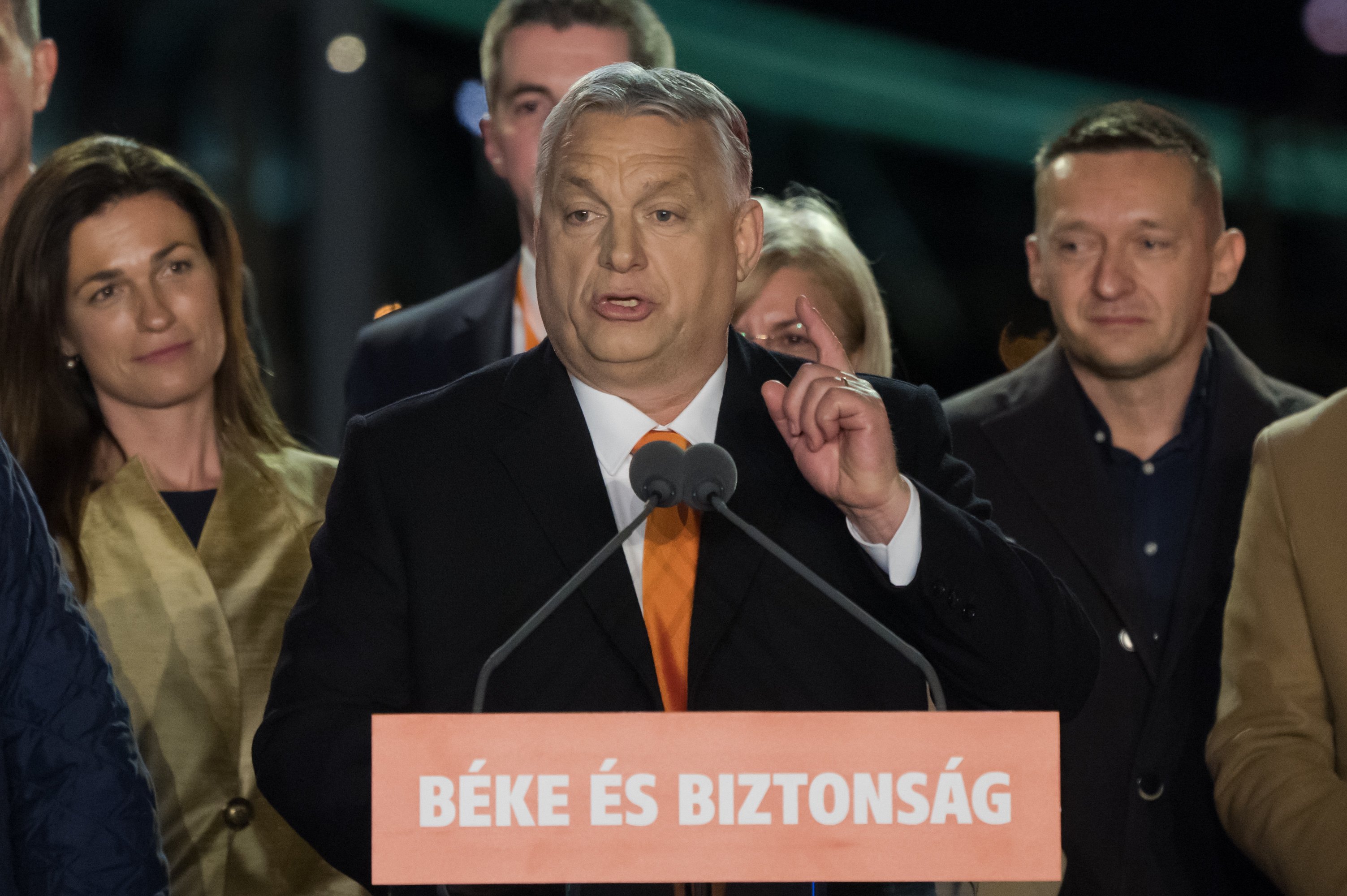 Más poder para Orbán: aprovecha la guerra para imponer el estado de emergencia en Hungría