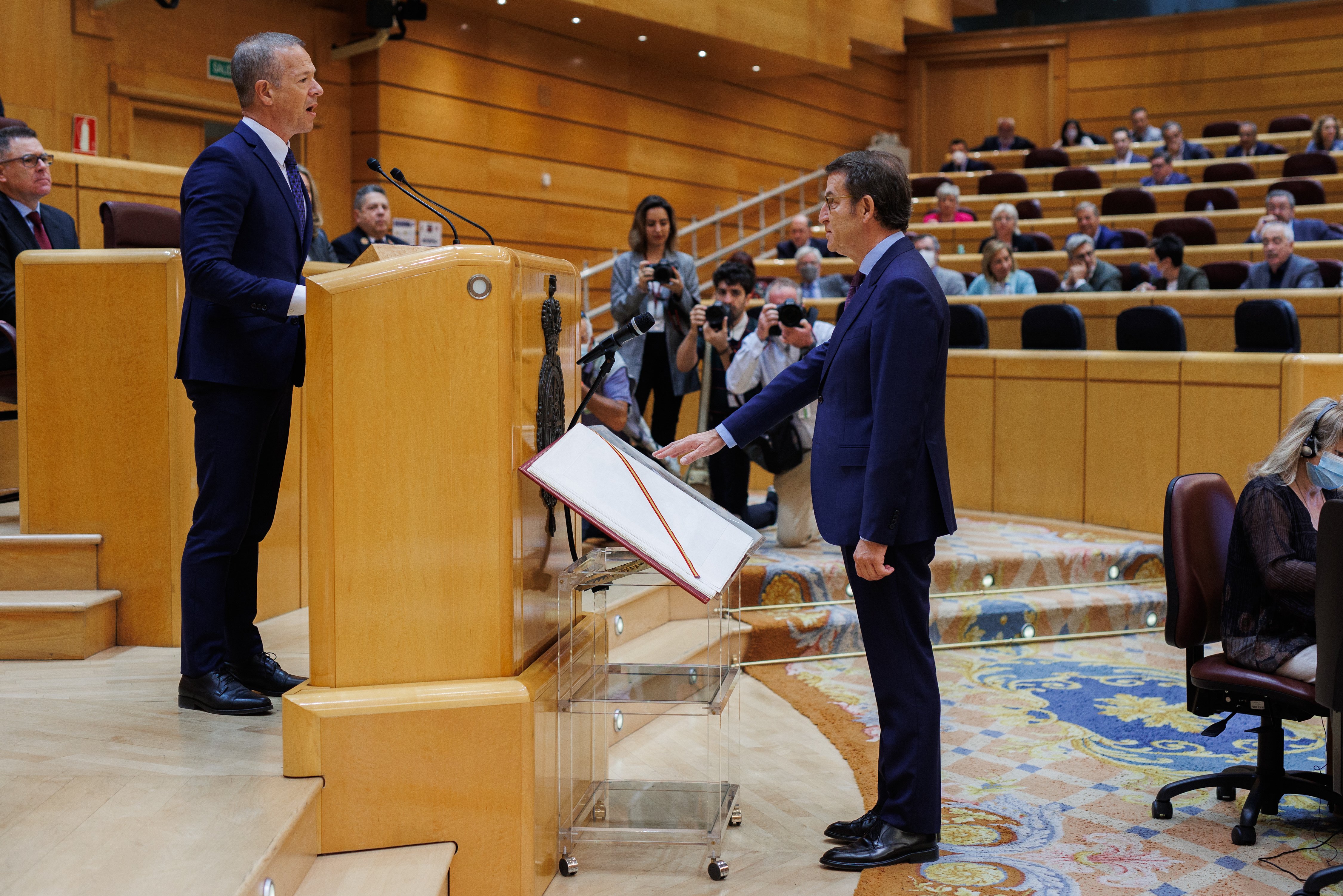 Feijóo ya es senador y se podrá enfrentar a Pedro Sánchez como jefe de la oposición