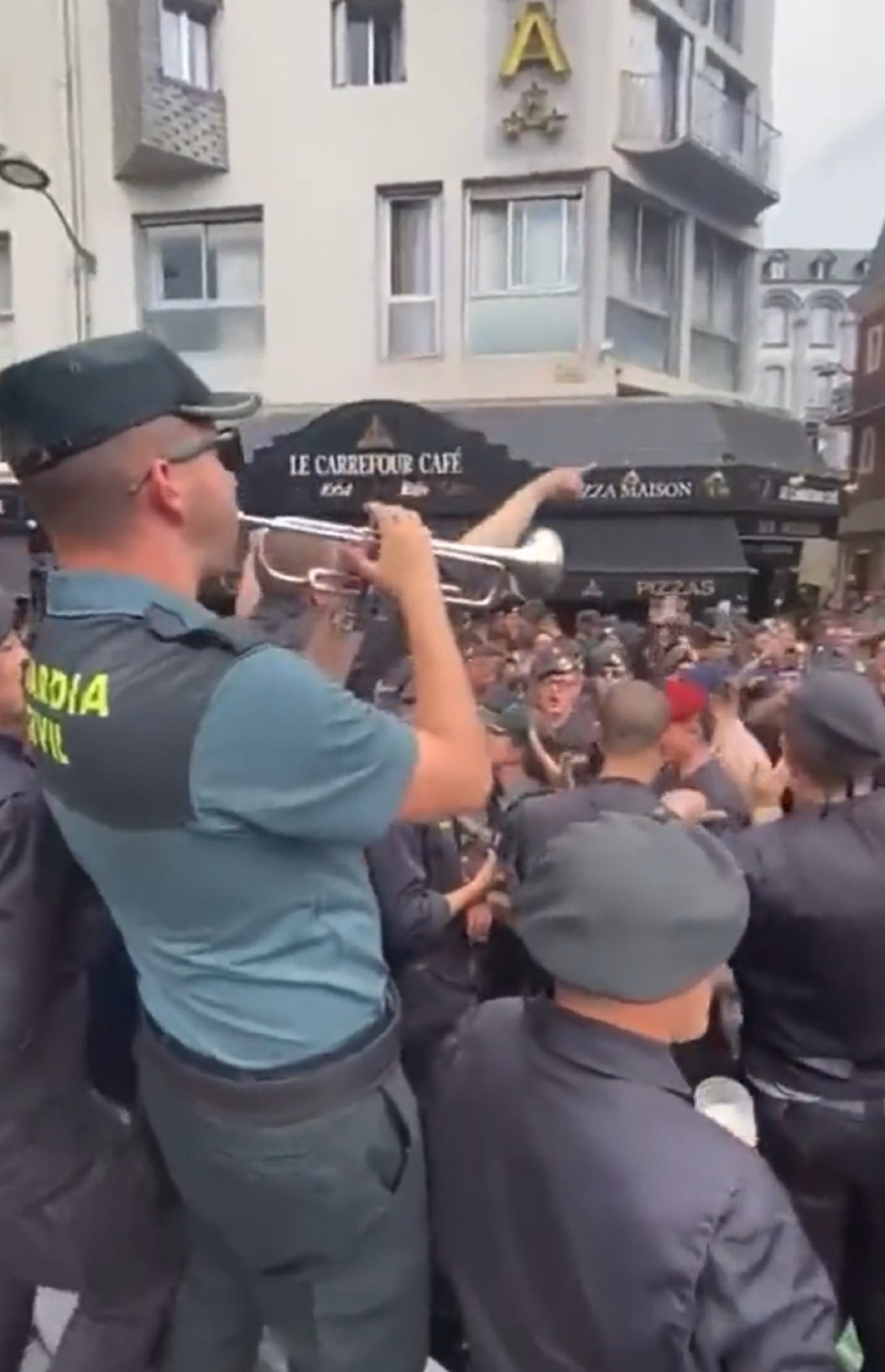 Nuevo escándalo del peregrinaje a Lourdes de la Guàrdia Civil: fiesta, alcohol y el 'Despacito'