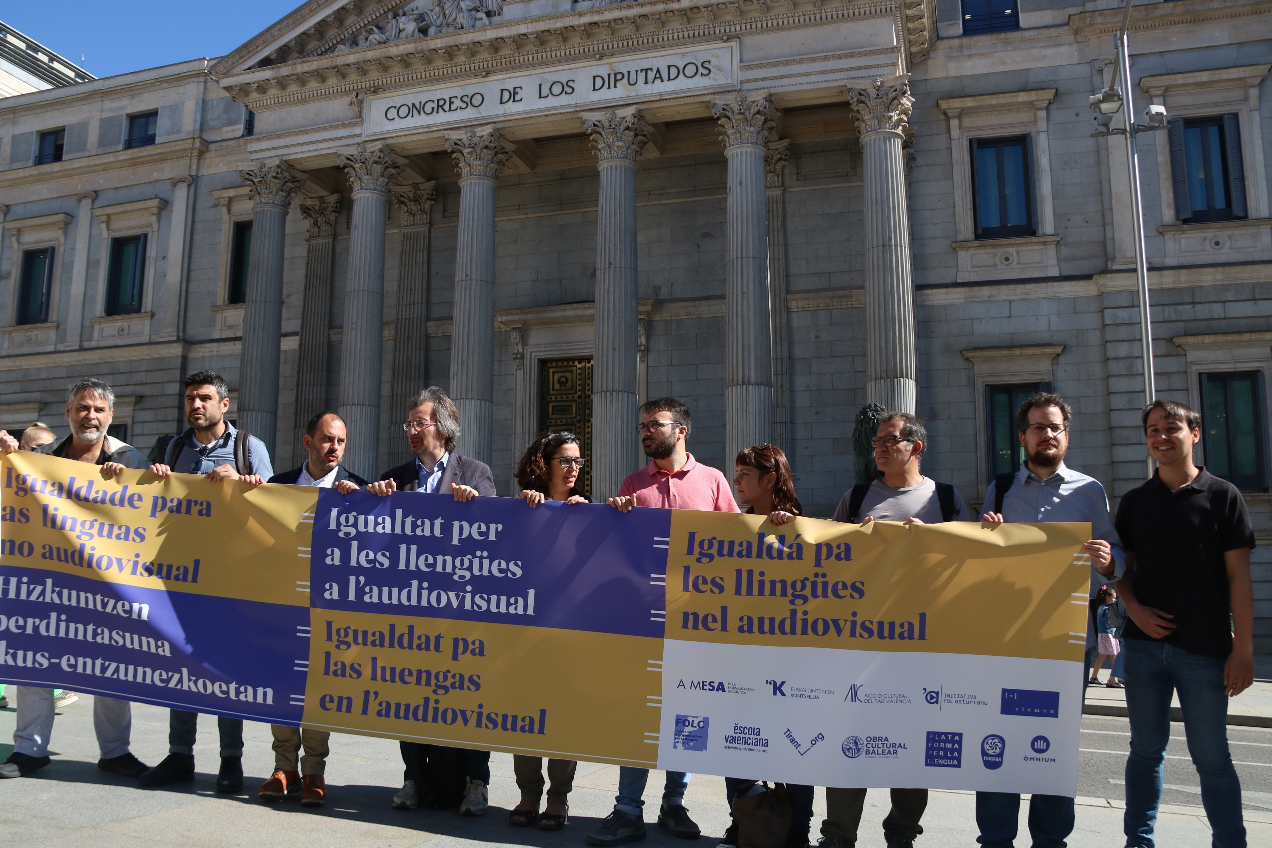 Protesta al Congrés d'entitats en defensa del català, euskera o gallec per la llei audiovisual