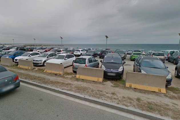 Aparcament proper a una platja Aparcament proper a una platja