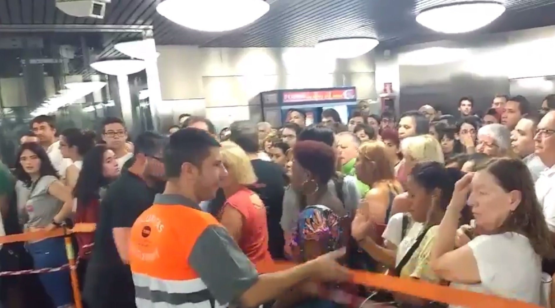 VÍDEO: L'enuig dels usuaris del metro per la vaga