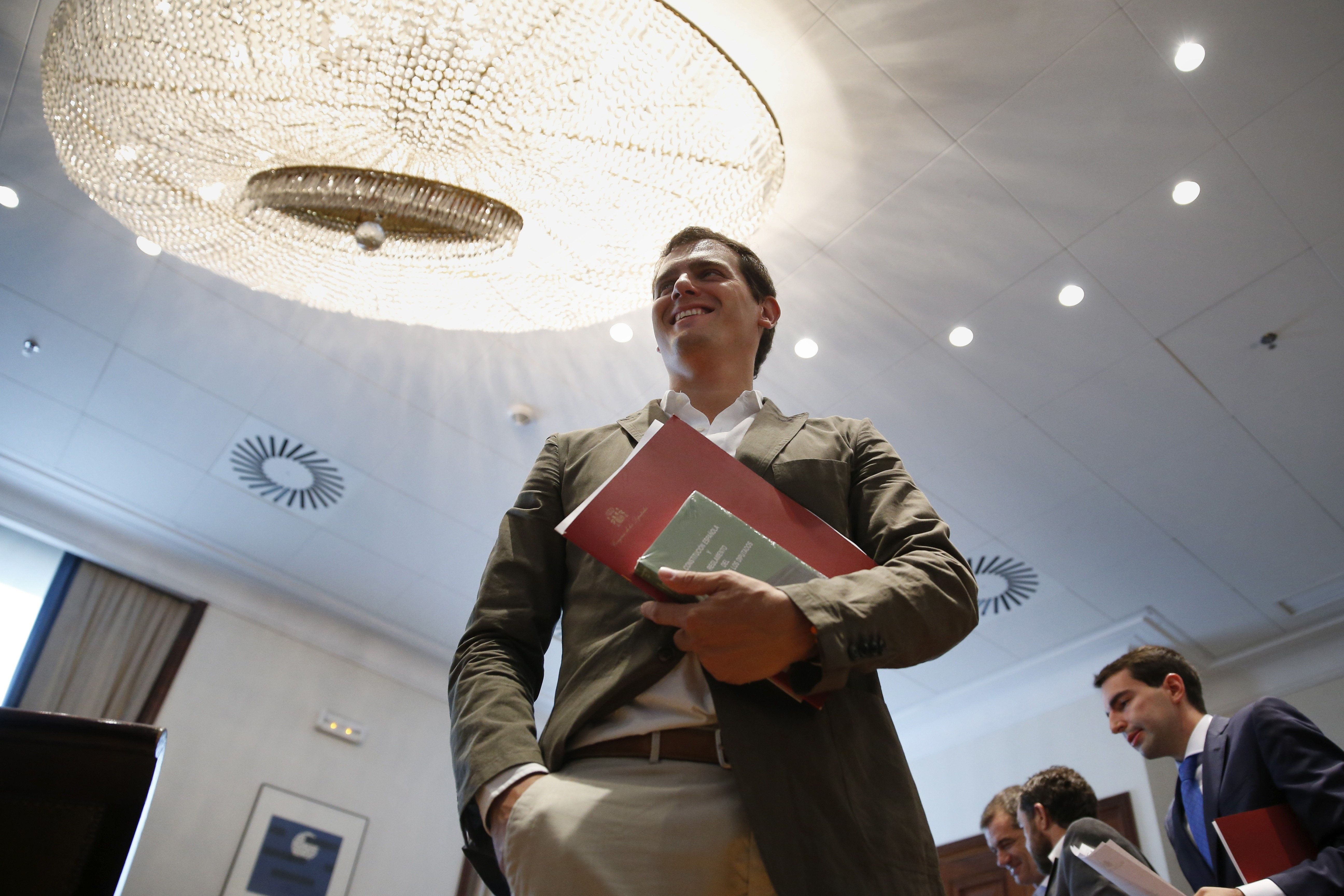 Rivera barra el paso a Sánchez y abre la puerta a Rajoy