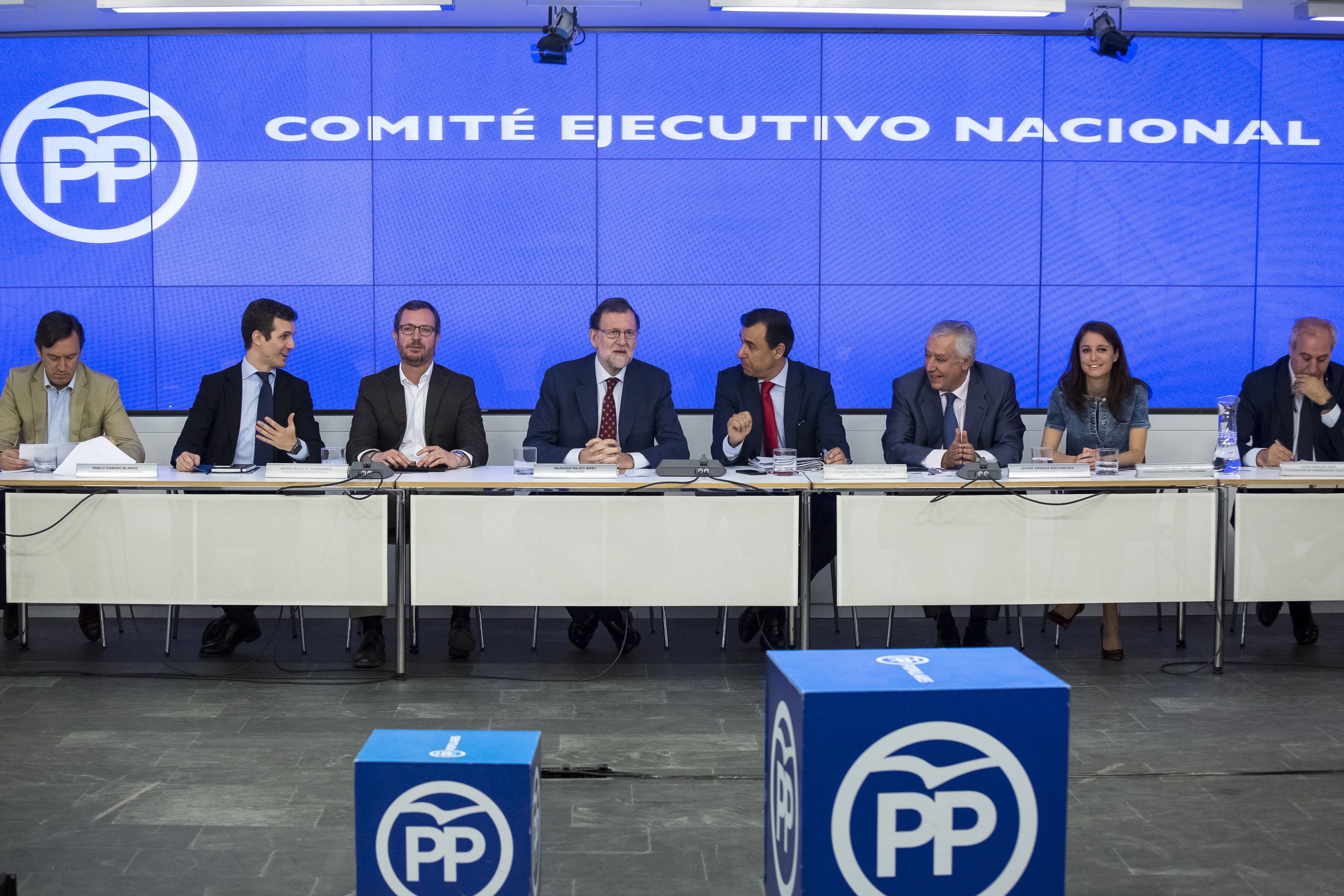 Rajoy pide calma a los altos cargos del PP ante el referéndum