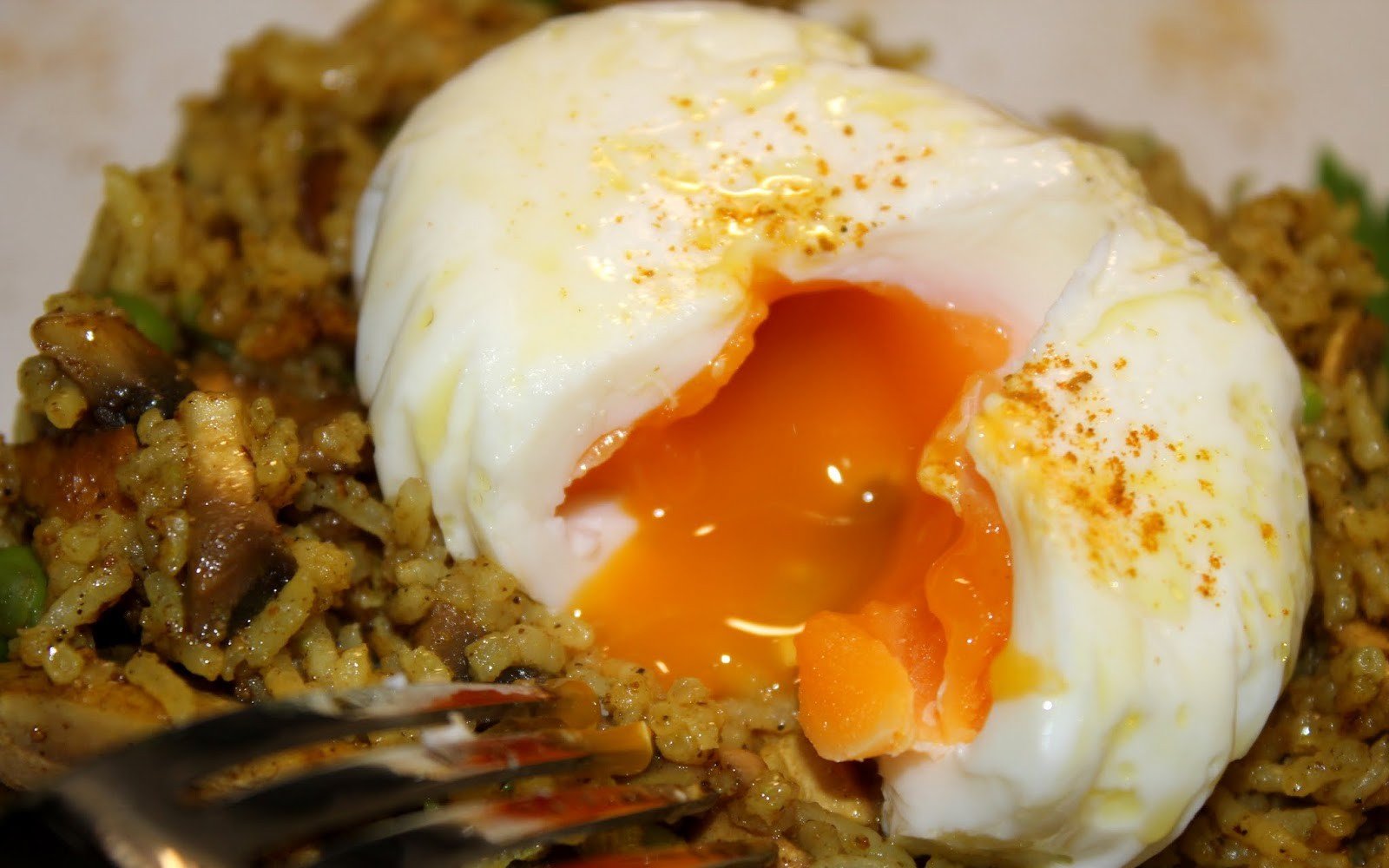 Arroz basmati al curry con huevo escalfado