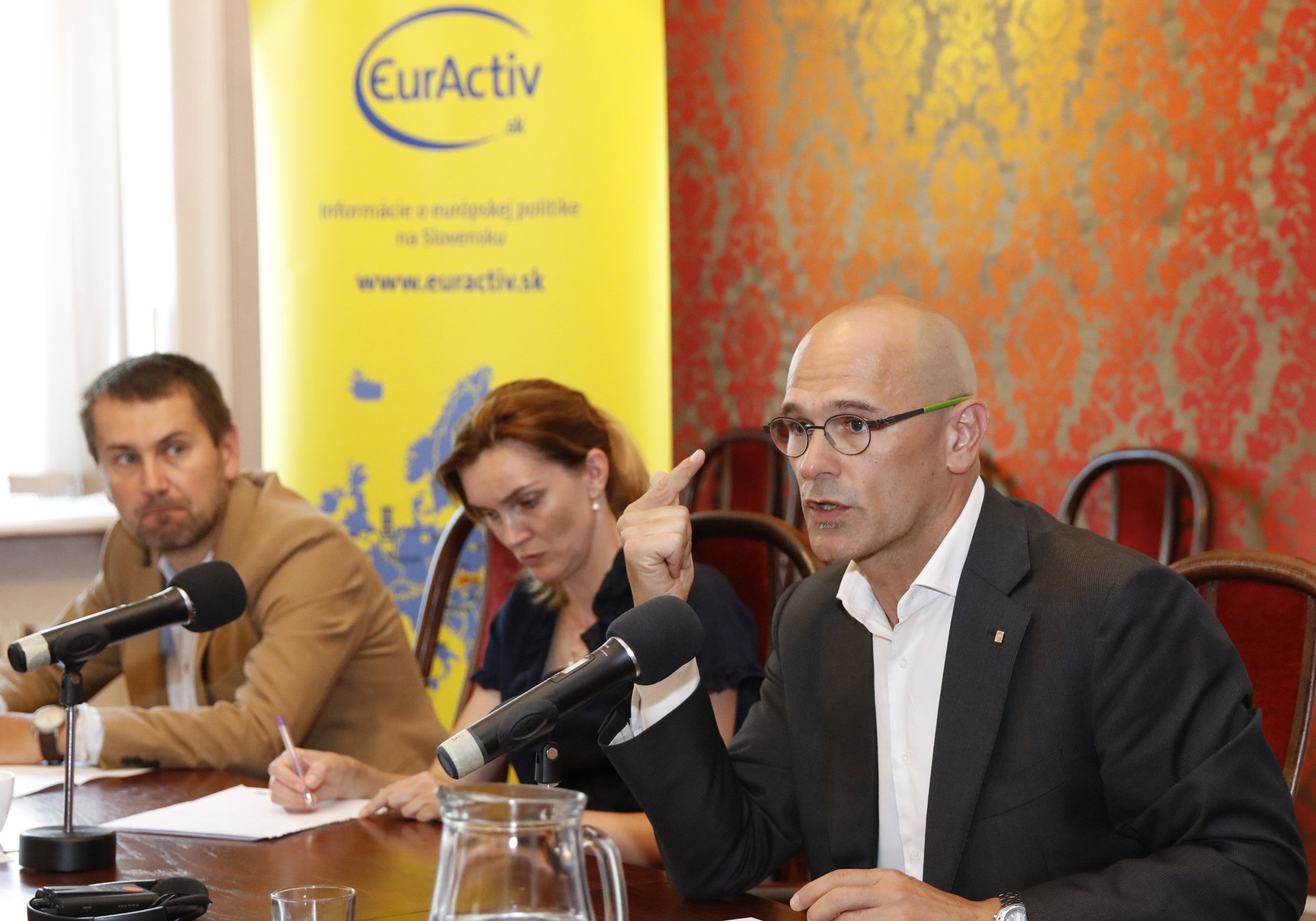 Romeva, en Bratislava: "La cuestión catalana es una cuestión europea"