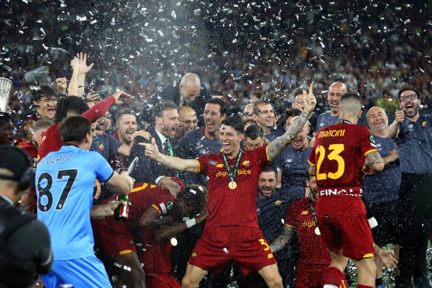 20 Roger Ibáñez (C) i els seus companys de Roma celebren després de guanyar la final de la UEFA Europa Conference League Foto Malton Dibra Efe 20 Roger Ibáñez (C) i els seus companys de Roma celebren després de guanyar la final de la UEFA Europa Conference League Foto Malton Dibra Efe