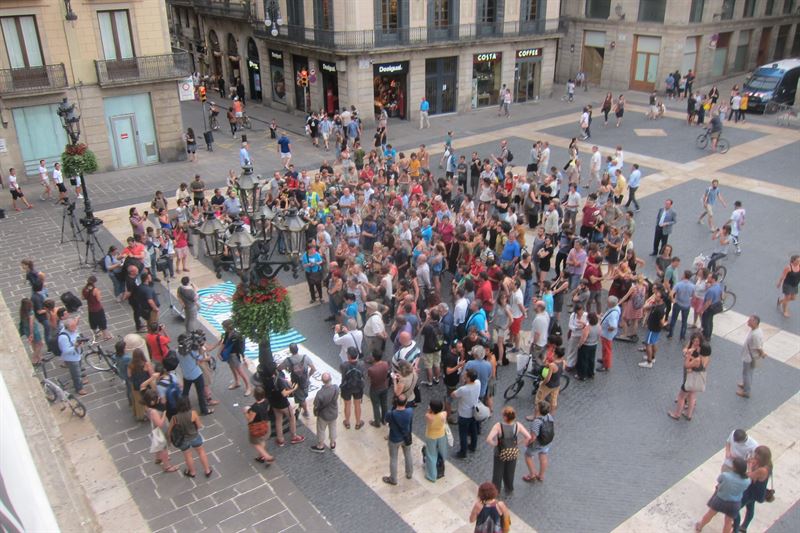 Més d'un centenar de persones es concentren contra la reobertura del CIE