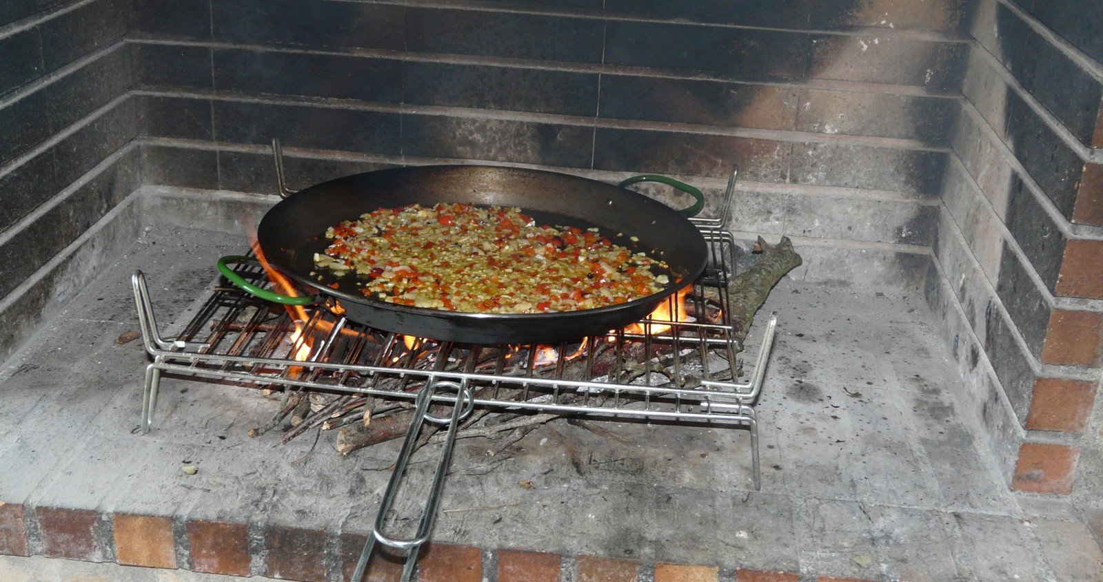 paella marisc al foc llenya pas2