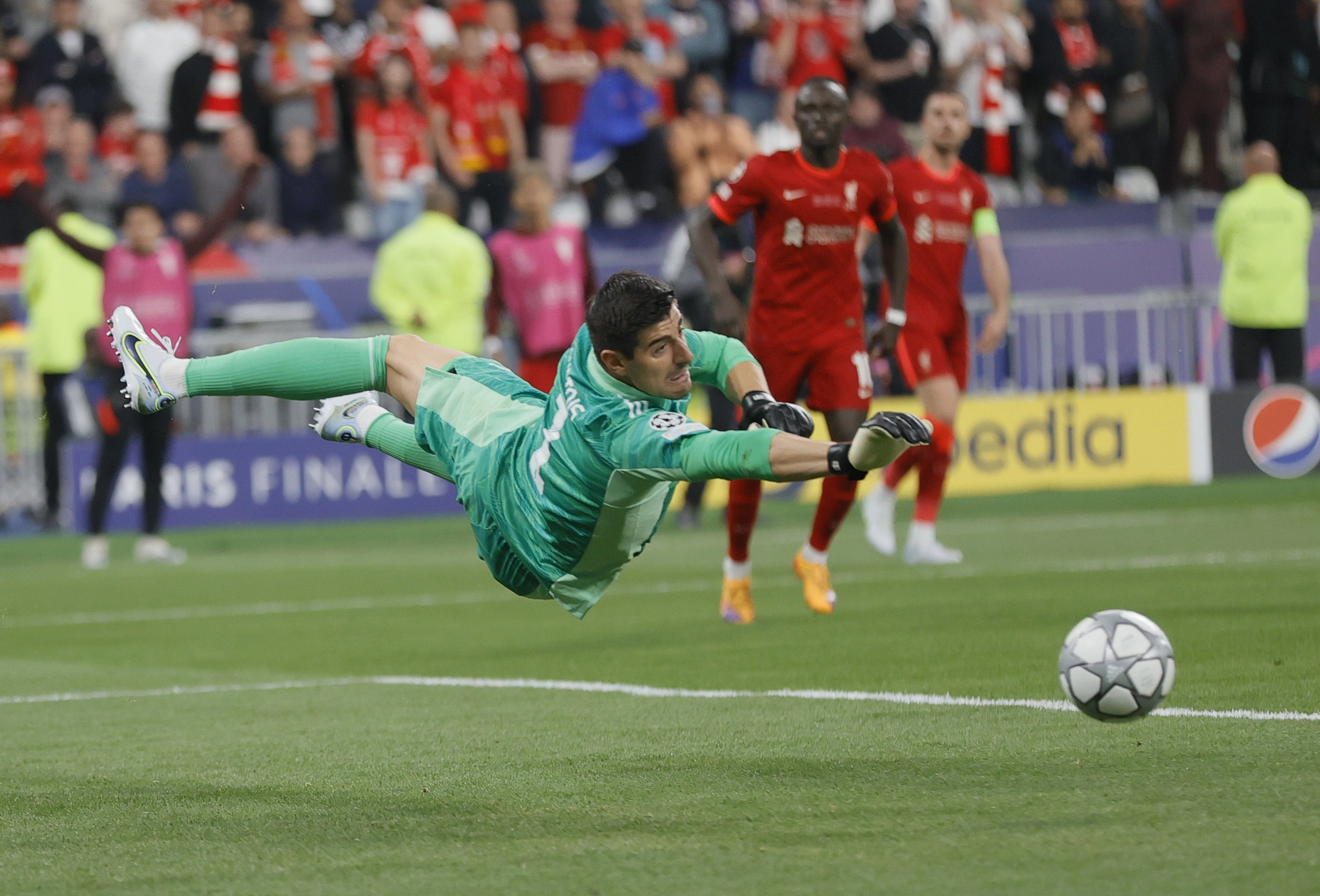 Courtois no se irá del Real Madrid, pero pide a Florentino Pérez que iguale la oferta que tiene para ser feliz