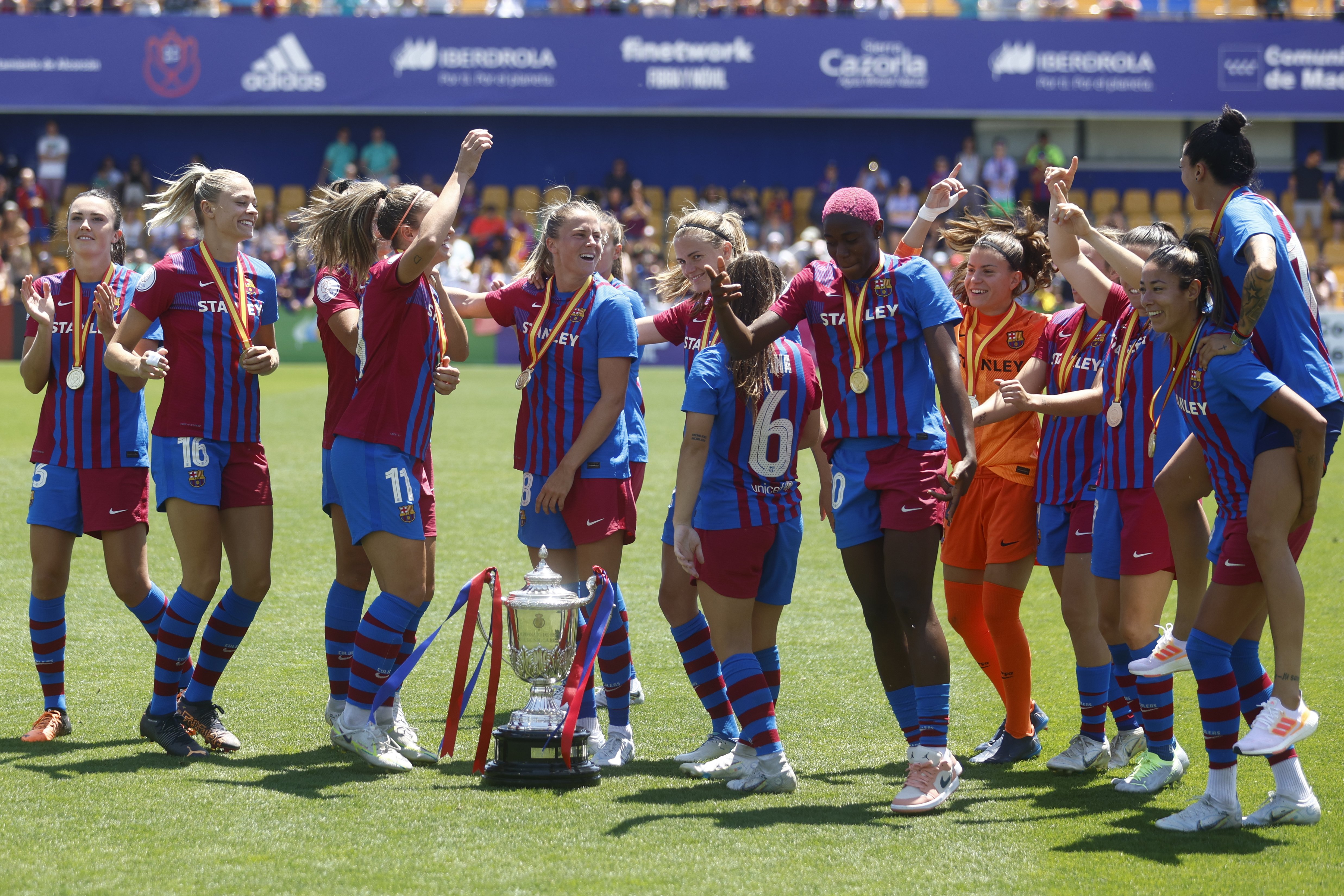 El Barça femenino se proclama campeón de la Copa de la Reina derribando al Sporting de Huelva (6-1)