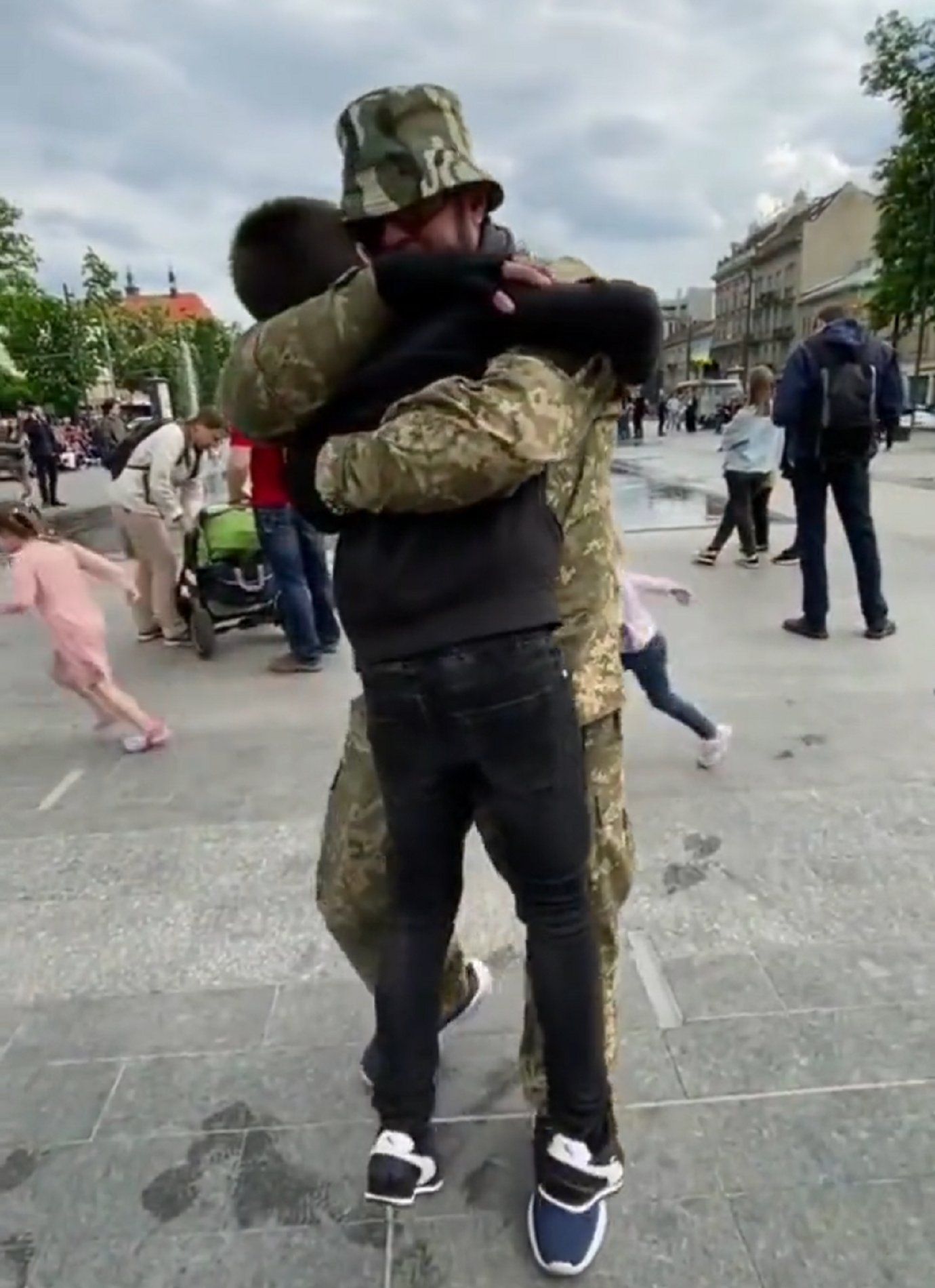 El emotivo reencuentro por sorpresa de un soldado ucraniano con su hijo | VÍDEO