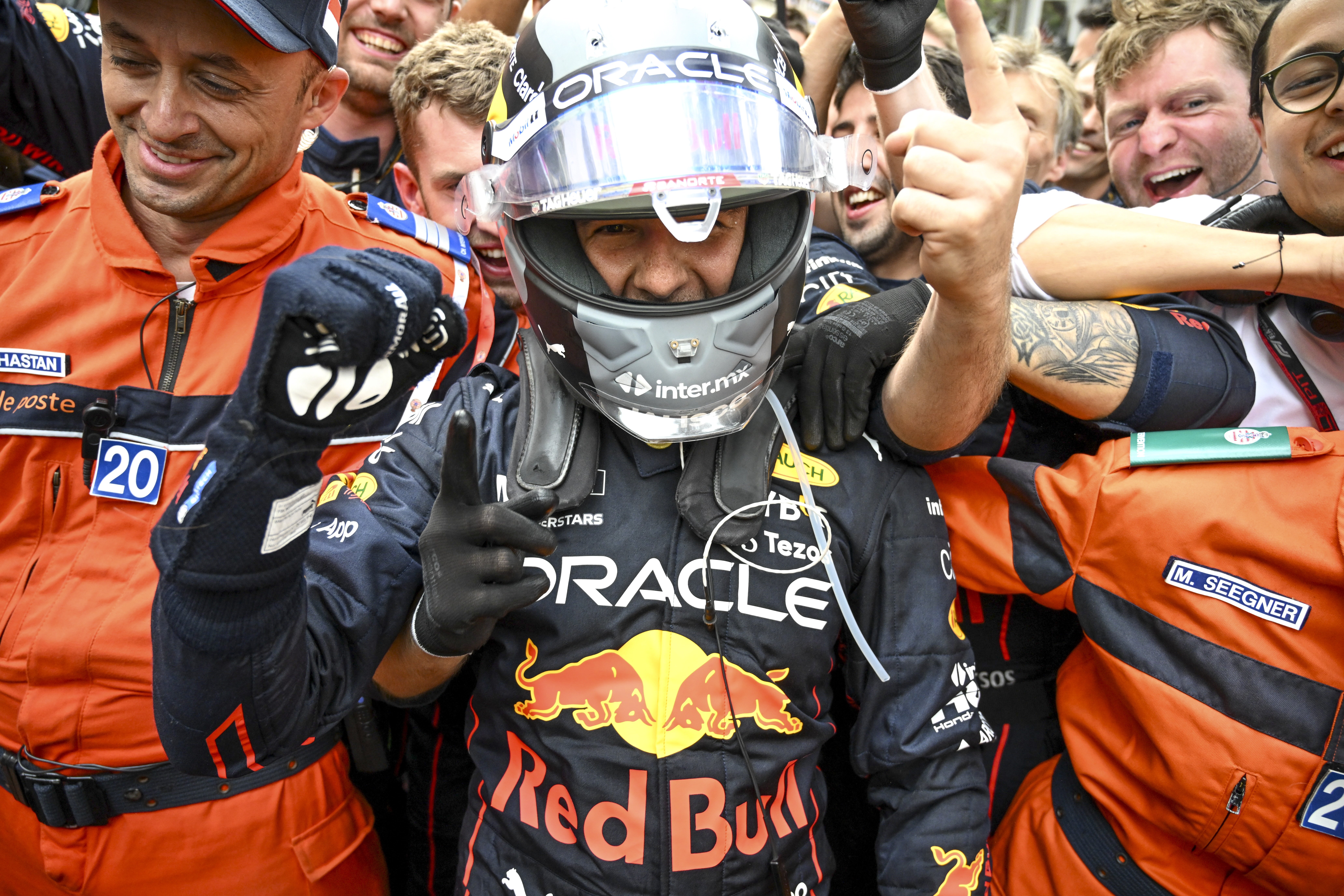 Checo Pérez s'imposa a Mònaco per davant de Carlos Sainz en un Gran Premi de Fórmula 1 marcat pel caos inicial