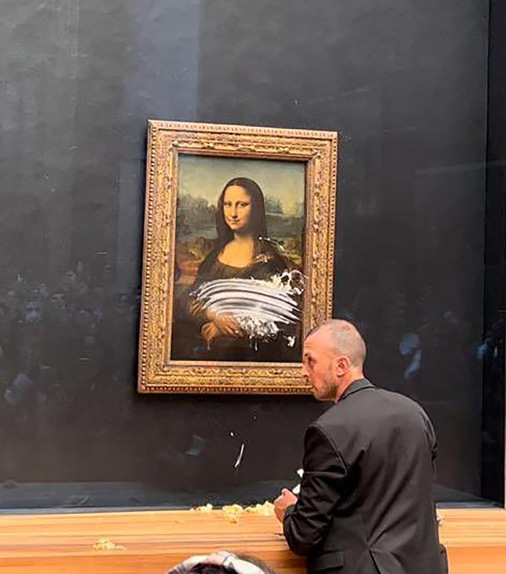 Un home estampa un pastís contra La Gioconda