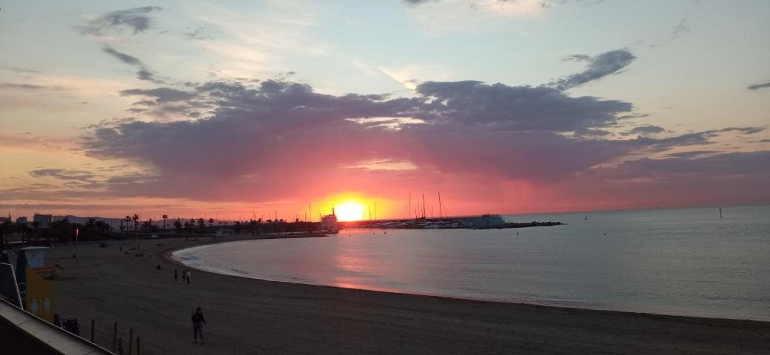 Salida de sol playa Barceloneta / Foto: @Wattcko Twitter