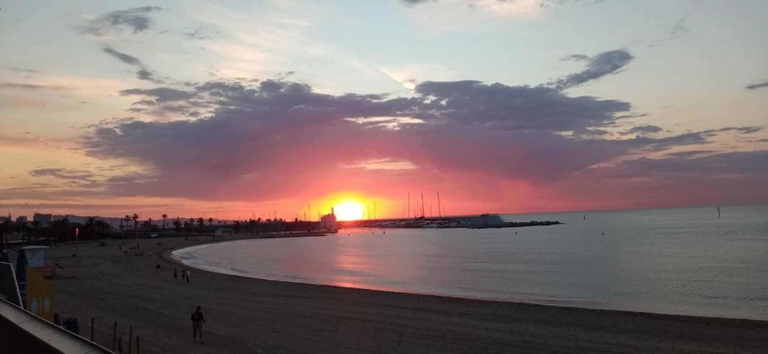 Salida de sol playa Barceloneta / Foto: @Wattcko Twitter Salida de sol playa Barceloneta / Foto: @Wattcko Twitter