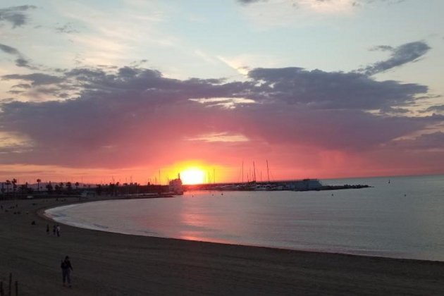 Sortida de sol platja de la Barceloneta / Foto: @Wattcko Twitter