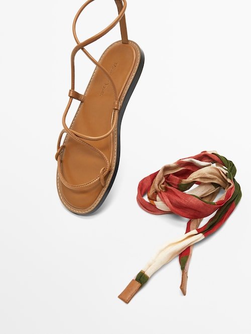 La gracia de la nueva sandalia de Massimo Dutti es que las tiras intercambiables