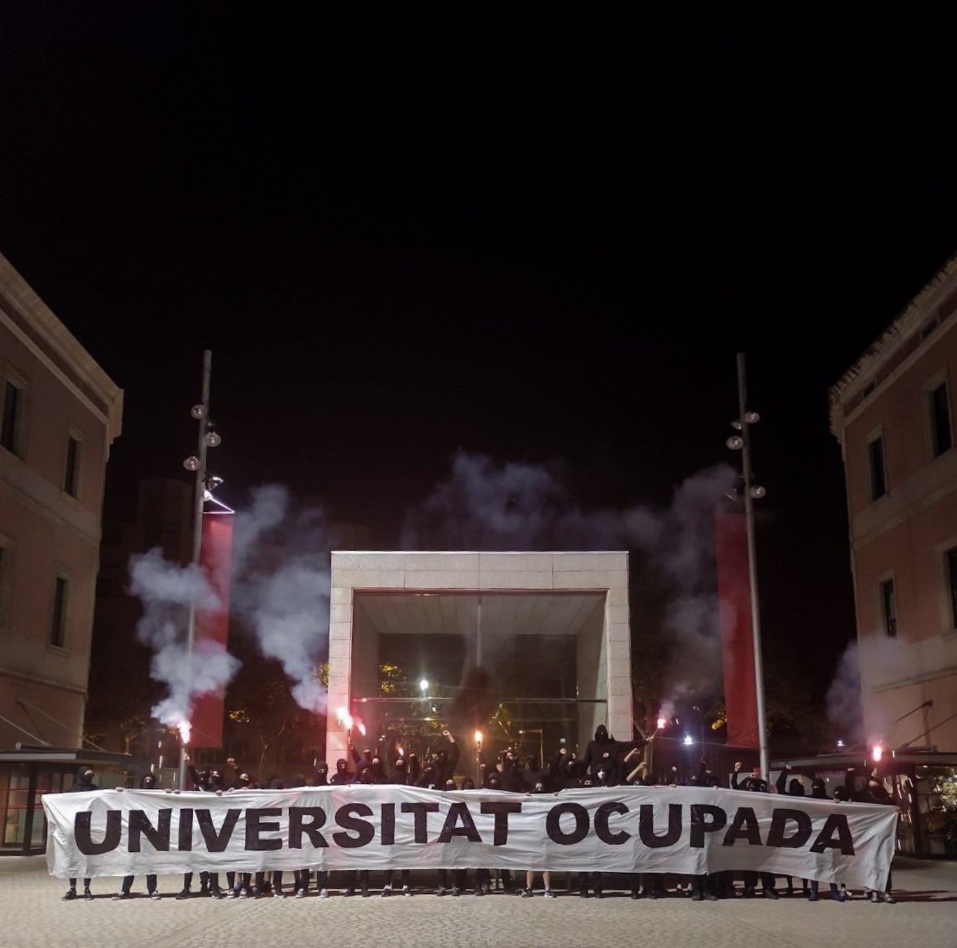 Estudiants de la UPF ocupen el campus de Ciutadella i demanen més classes en català