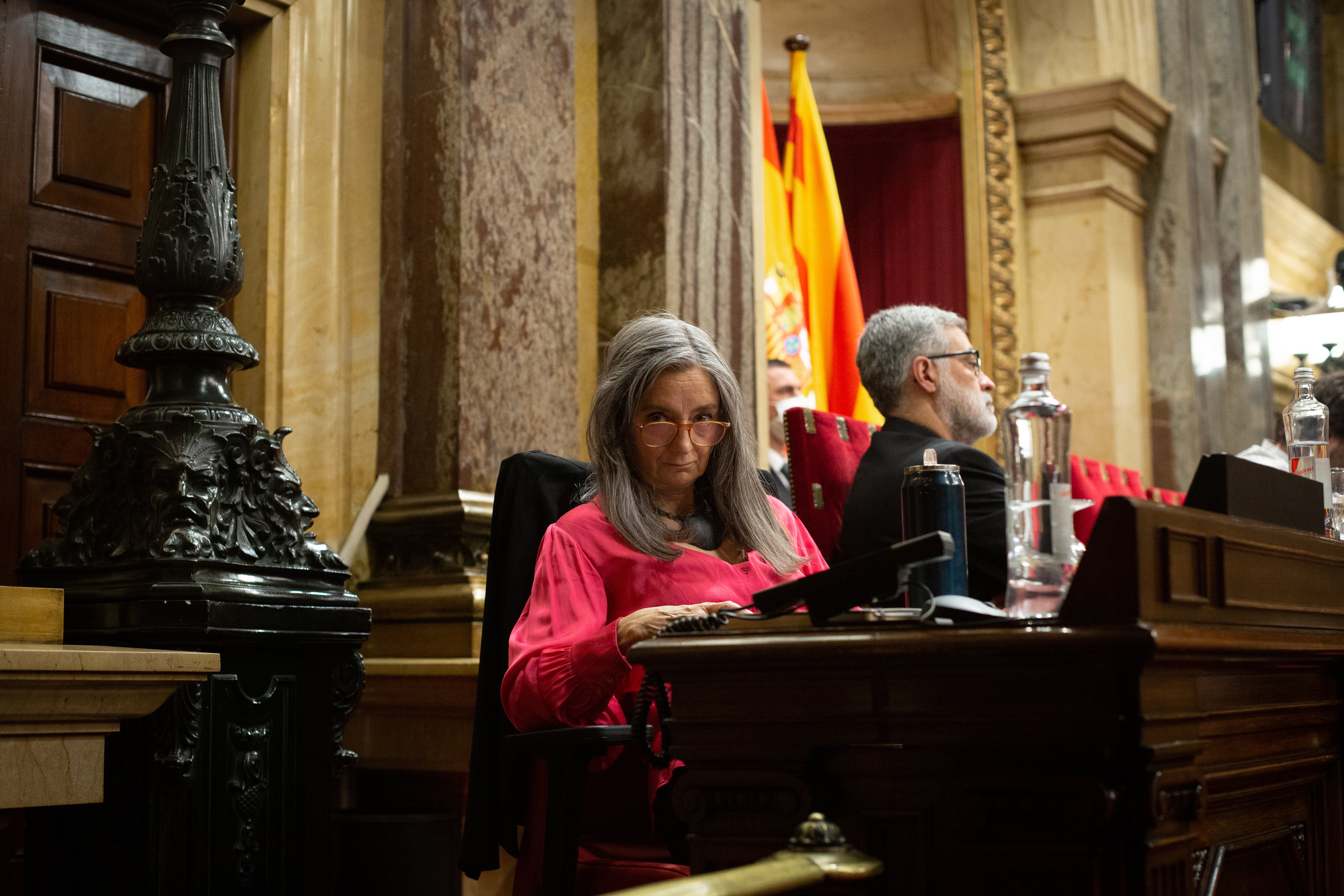 El Parlament abre un expediente disciplinario a la exsecretaria general por la polémica de su hijo ujier