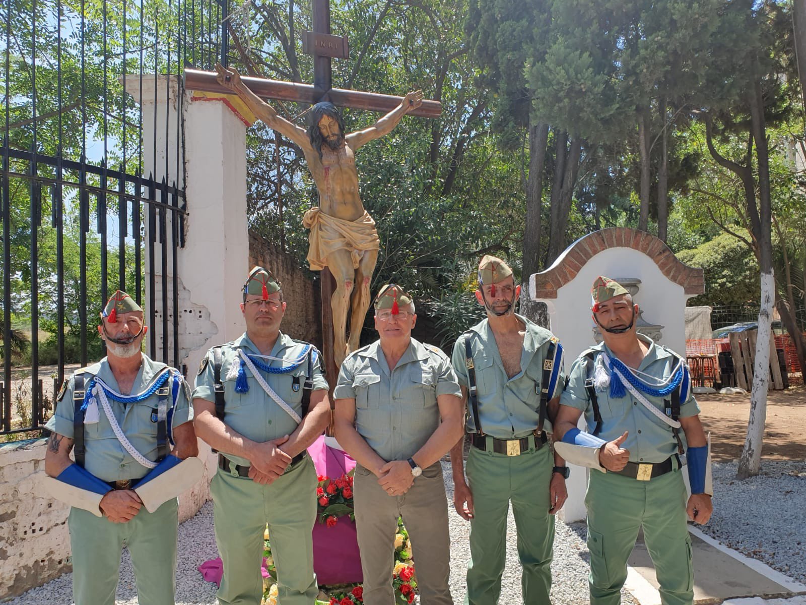 Josep Bou, con 'chapiri' en la cabeza, apoya a los legionarios ocupas de Sant Andreu