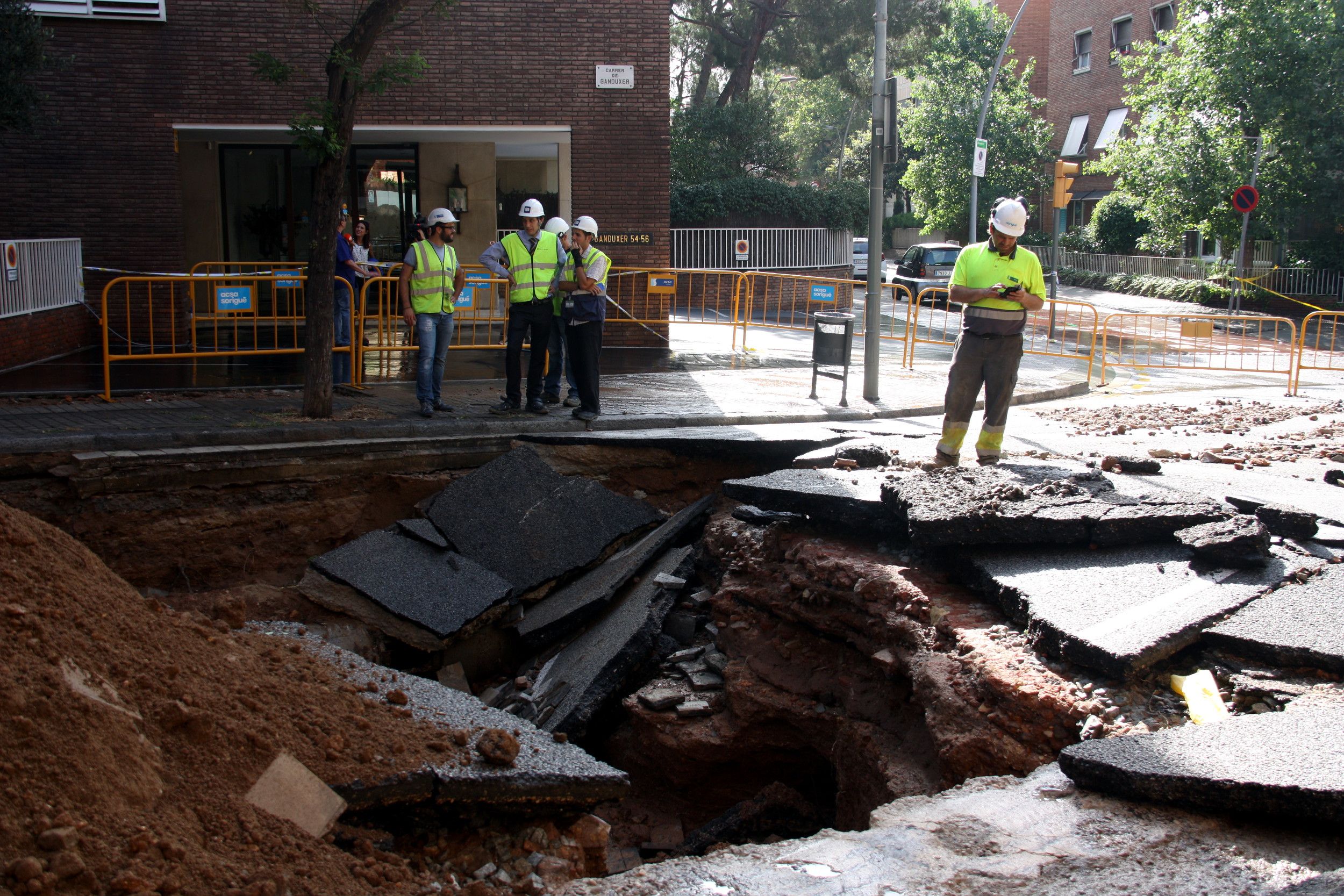 Un escape de agua causa un gran socavón en la calle Ganduxer