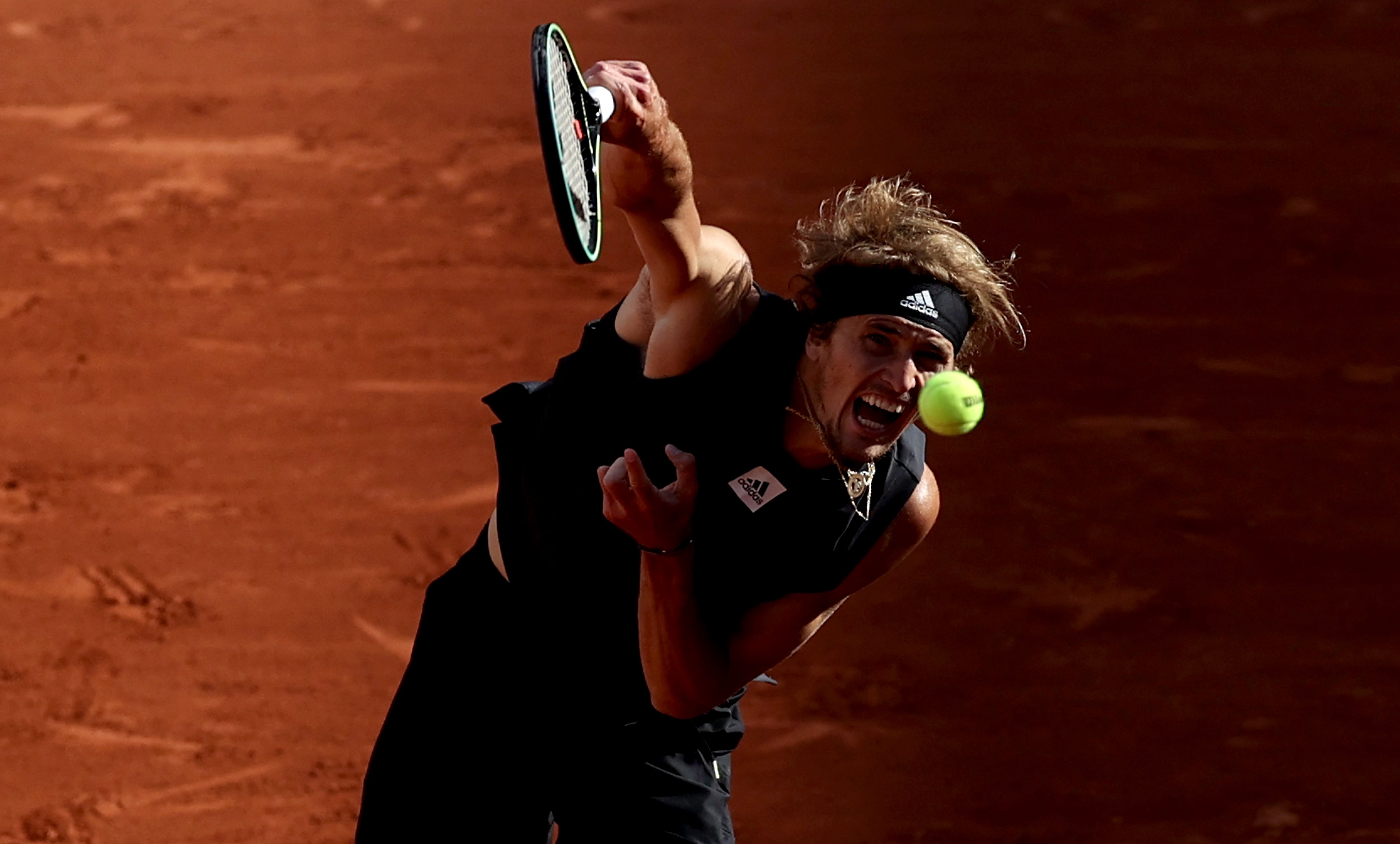 Zverev se impone en los cuartos de Roland Garros a un gran Carlos Alcaraz que ha rozado la épica