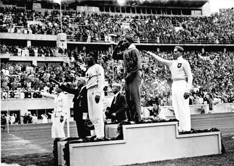 Jesse Owens al podi, als Jocs de Berlín. Bundesarchiv