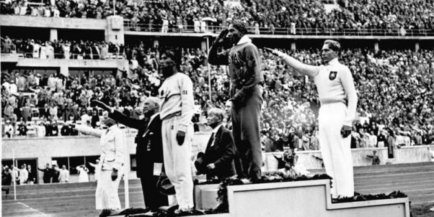 Jesse Owens en el podio, a los Juegos de Berlín. Bundesarchiv