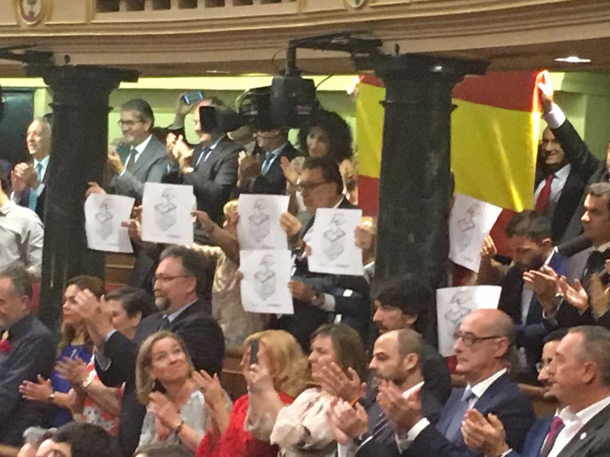 El PDeCAT muestra carteles con urnas y el PP les pone la bandera española de fondo