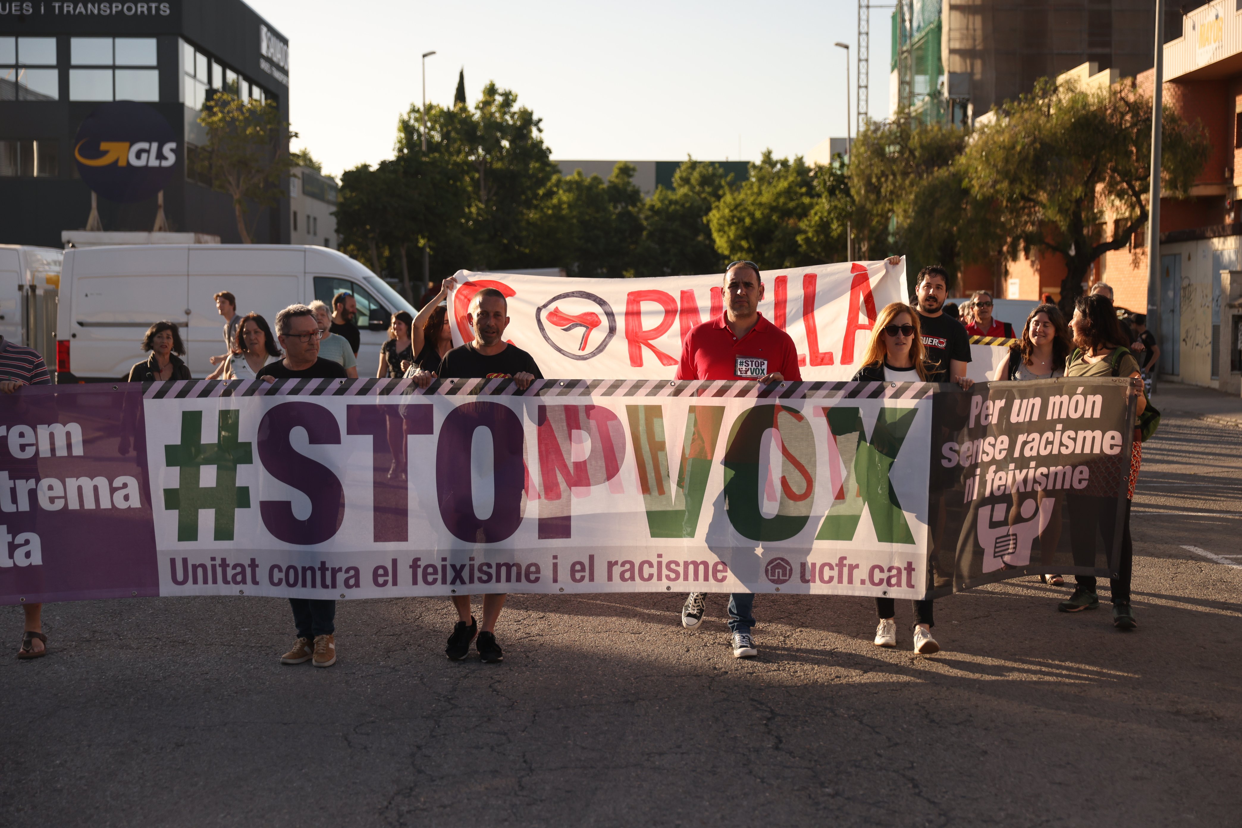 El moviment antifeixista planta cara a l'acte de Vox a Cornellà