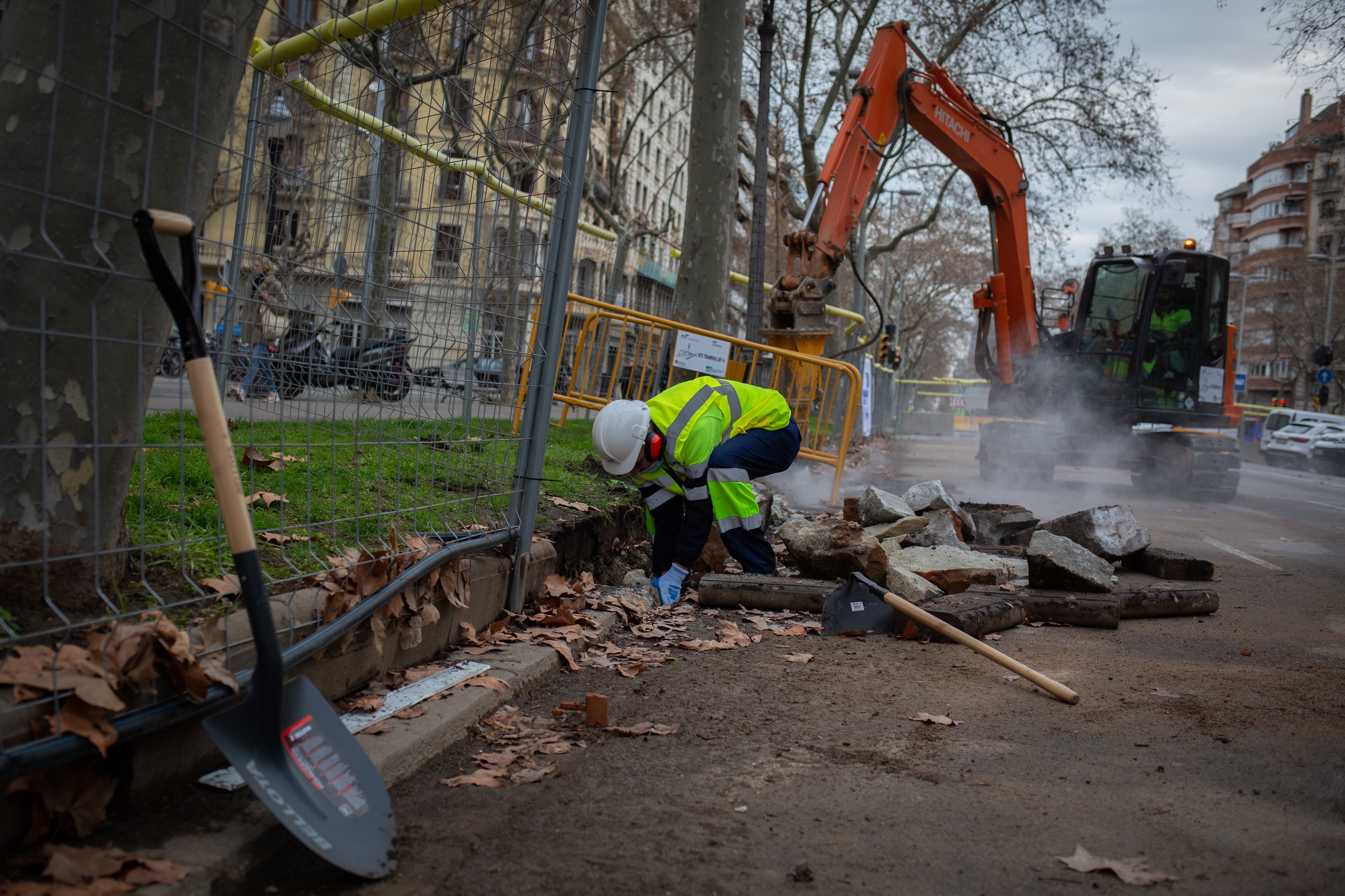  obrero maquina excavadora trabajan obras unir tranvia diagonal marzo 2022 / David Zorrakino / Europa Press