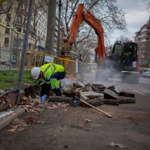 EuropaPress 4296610 obrero maquina excavadora trabajan obras unir tranvia diagonal marzo 2022