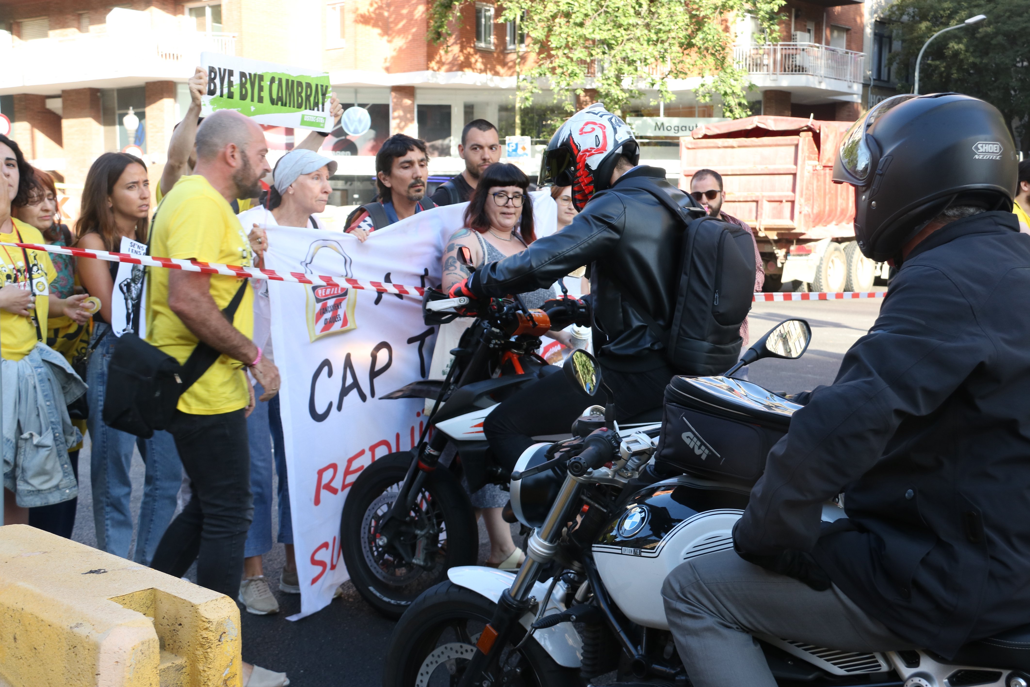 Una protesta de maestros corta la Gran Via de Barcelona