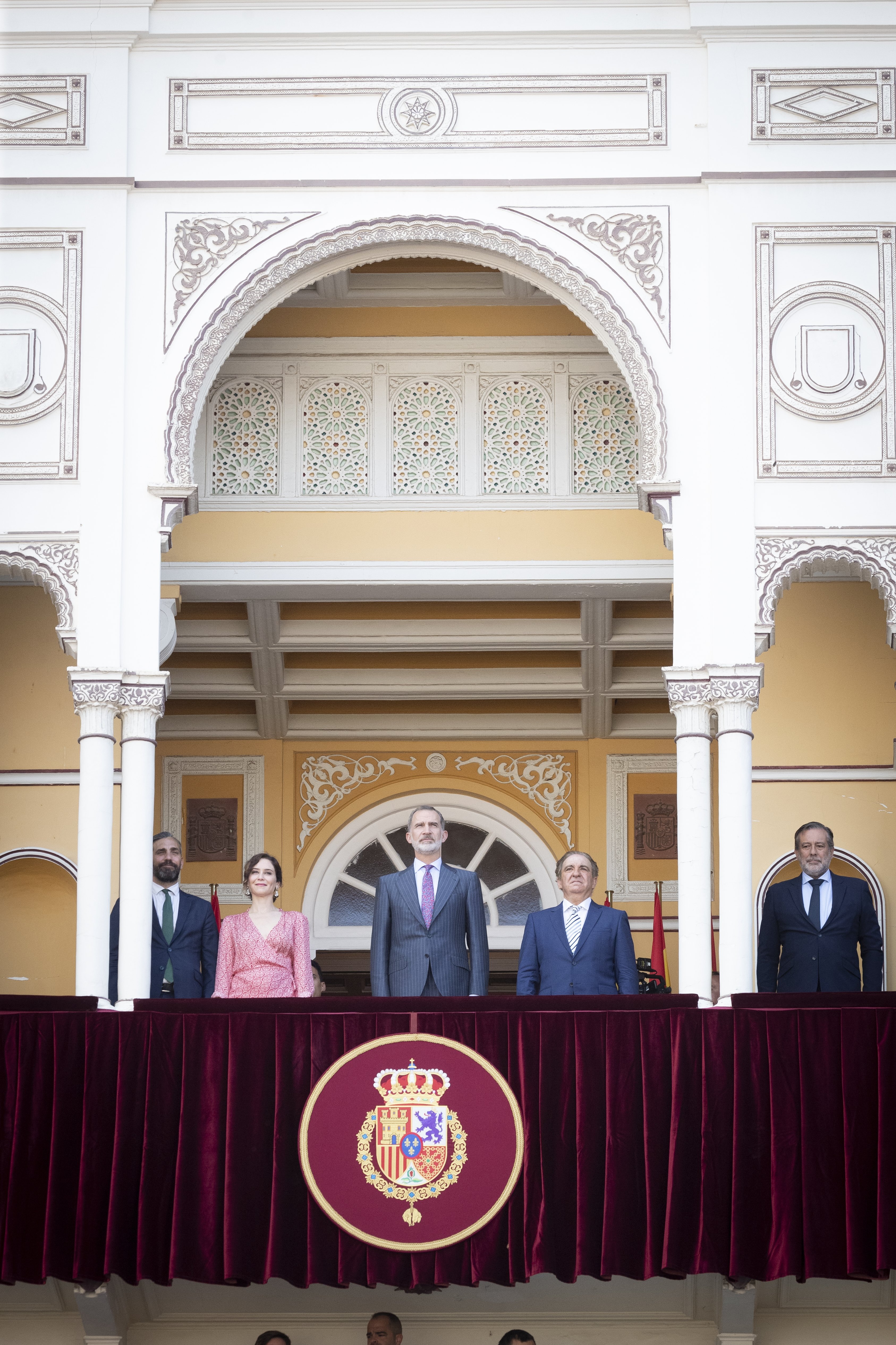 Felipe con Ayuso en los toros palco GTRES