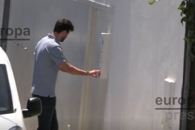 Gerard Piqué llamando en el timbre de casa Chance Gerard Piqué llamando en el timbre de casa Chance