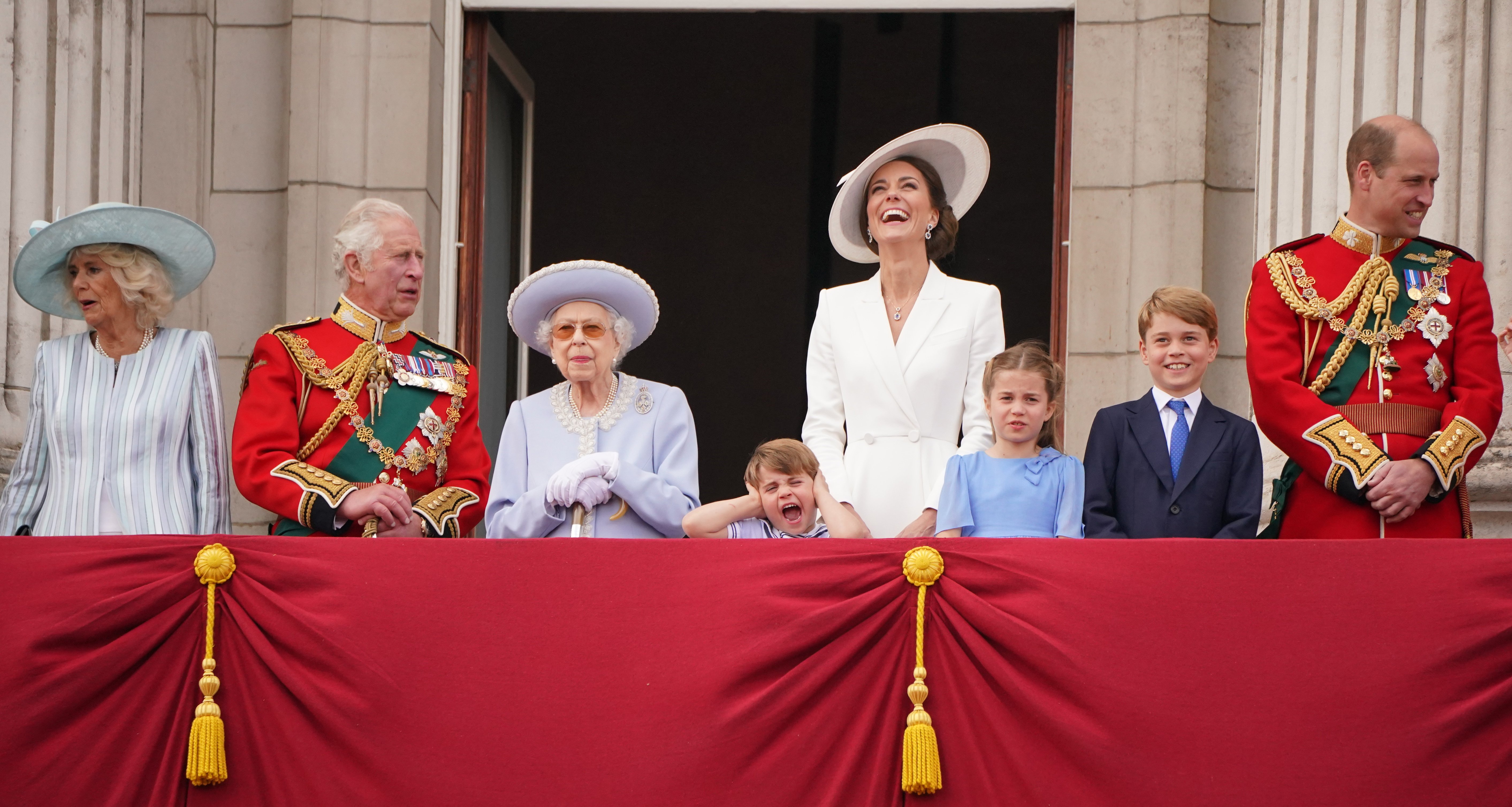 Centenares de miles de británicos aclaman a Isabel II en Buckingham por el Jubileo